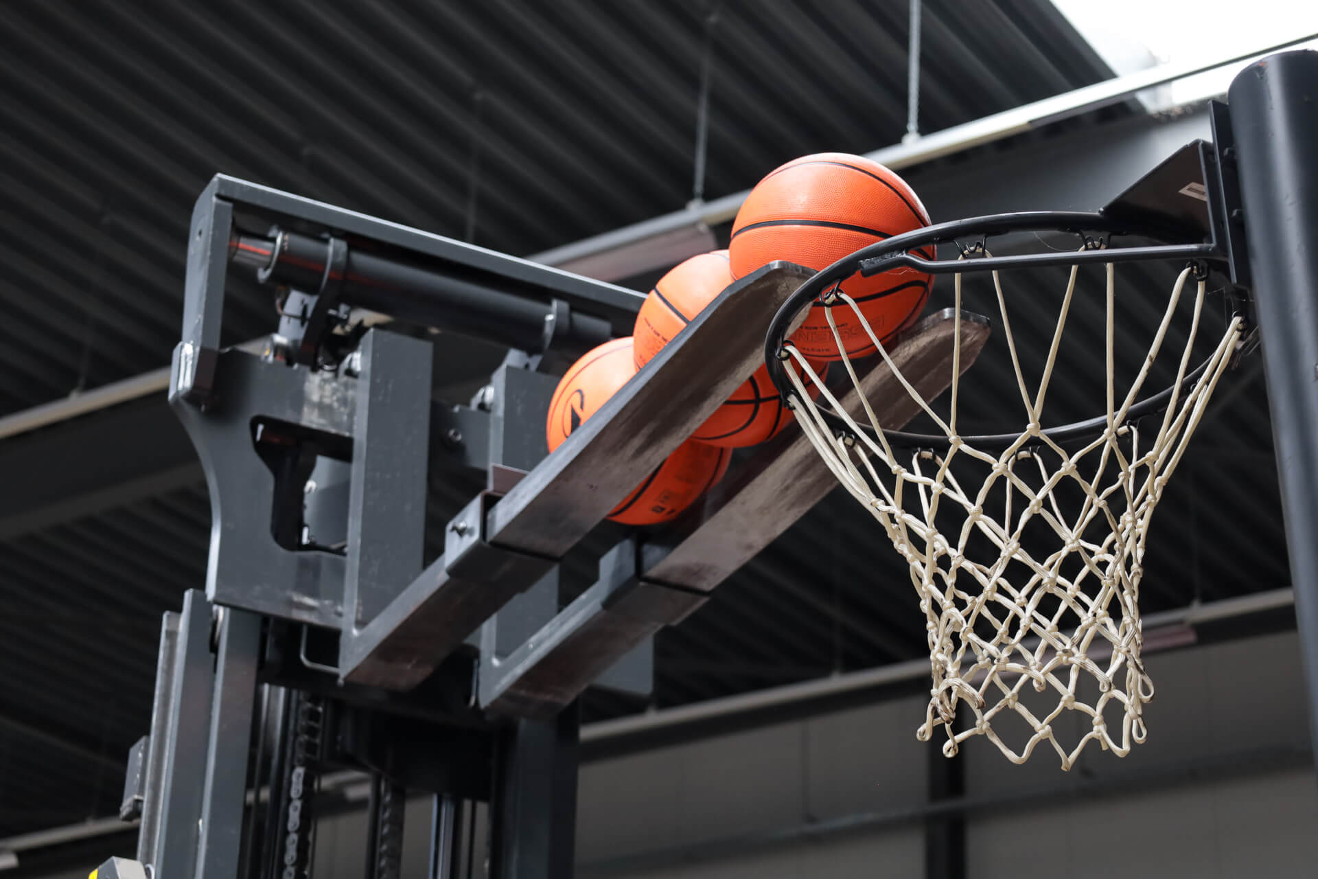 Basketbal spelen met de reachtruck