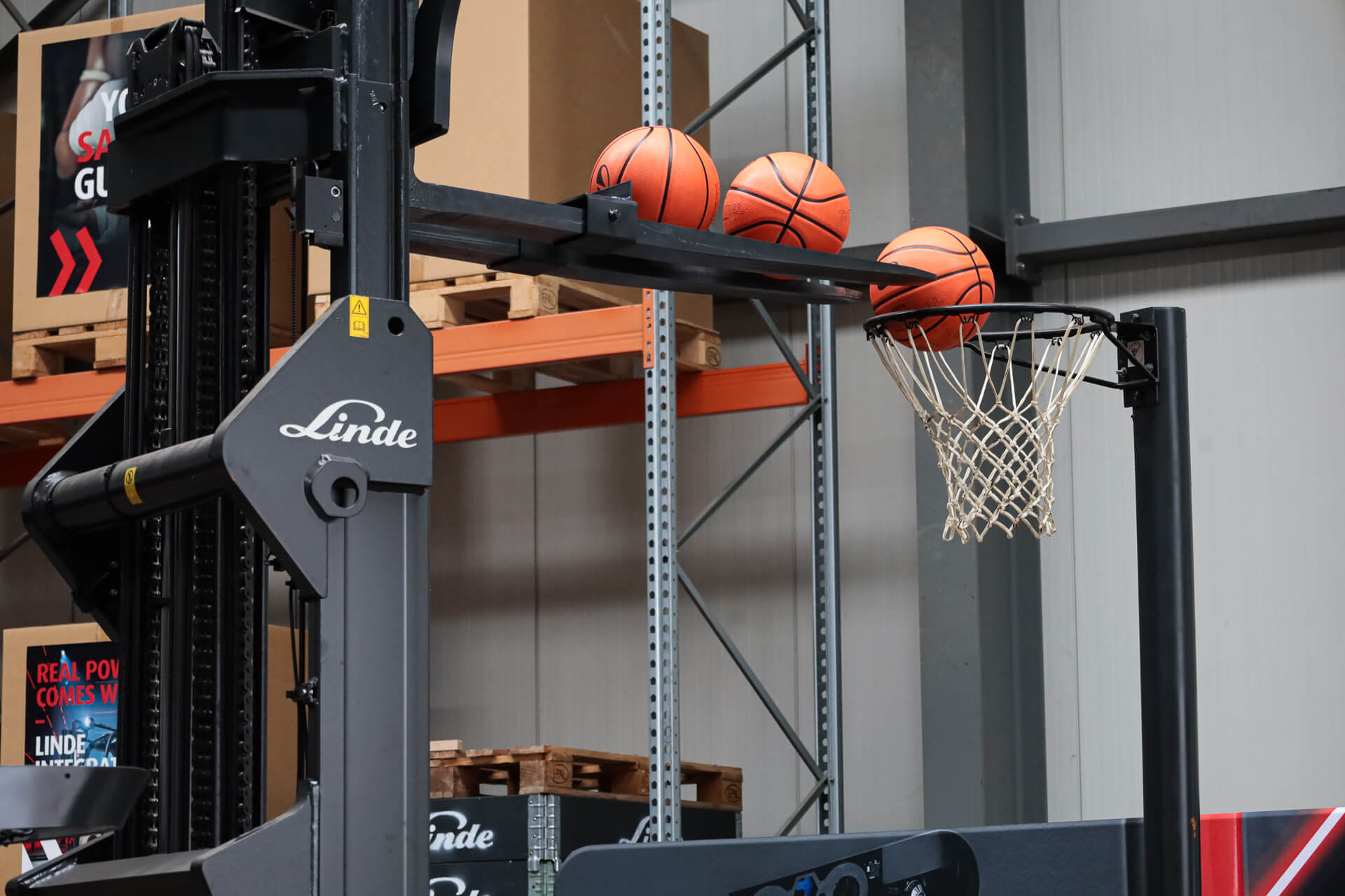 Basketbal spelen met de reachtruck 2