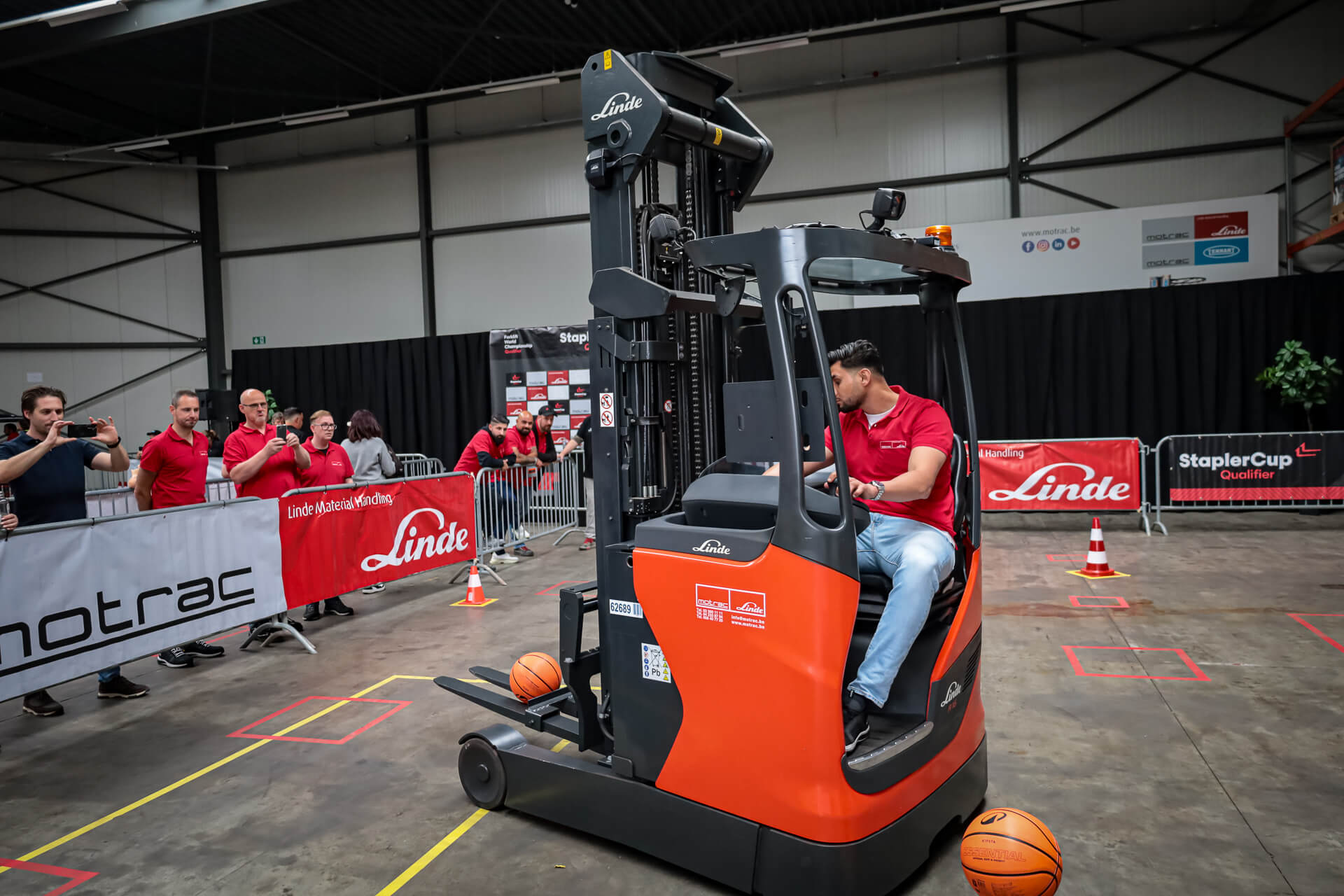 Basketbalproef met de Linde reachtruck