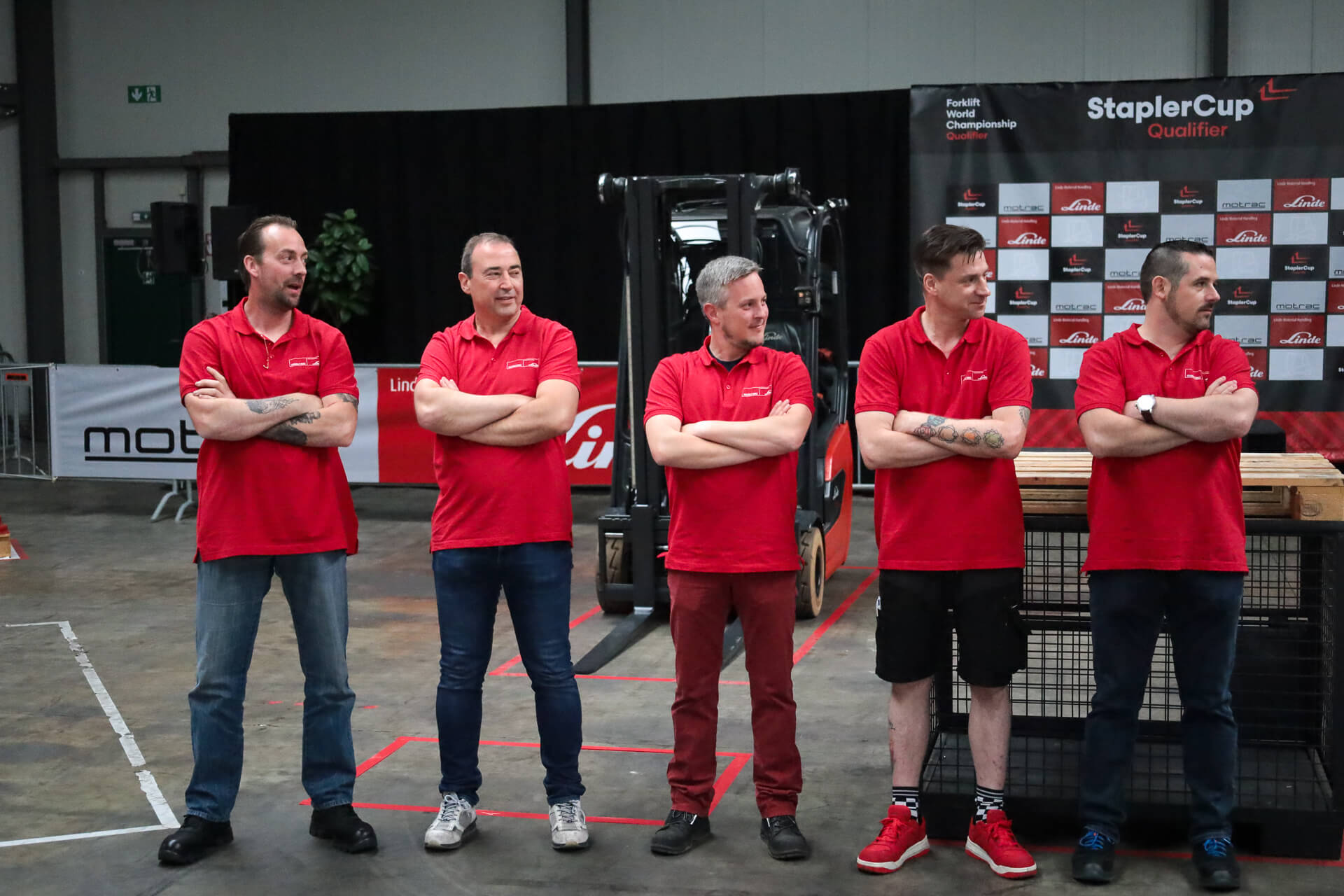 De vijf finalisten wachten op de finaleproef