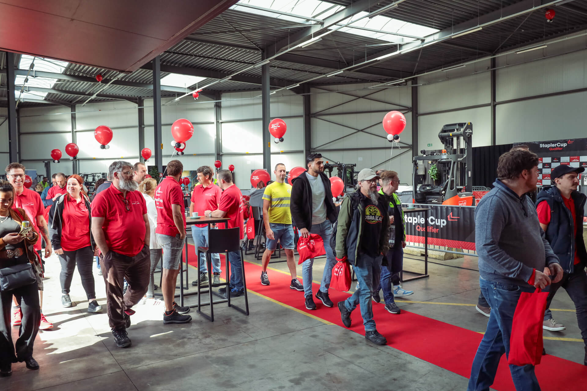 Deelnemers Belgian LindeCup verplaatsen zich naar de briefingruimte