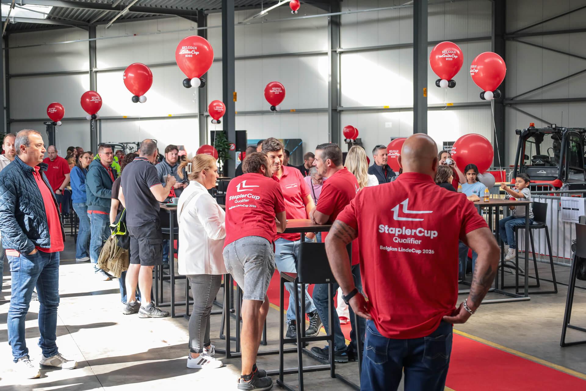 Deelnemers Belgian LindeCup verplaatsen zich naar de briefingruimte