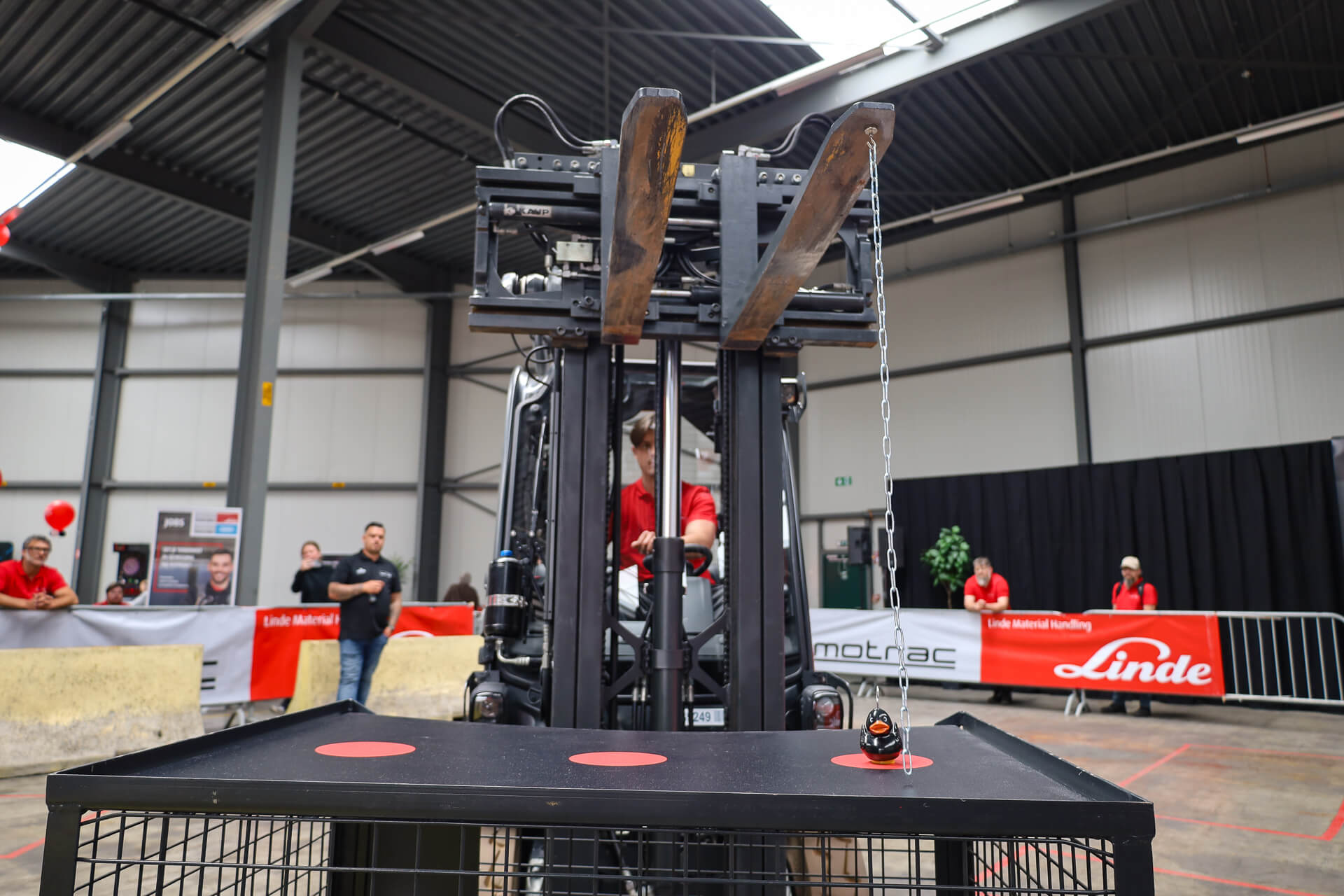 Eendjes vissen met de heftruck tijdens de Belgian LindeCup 2026