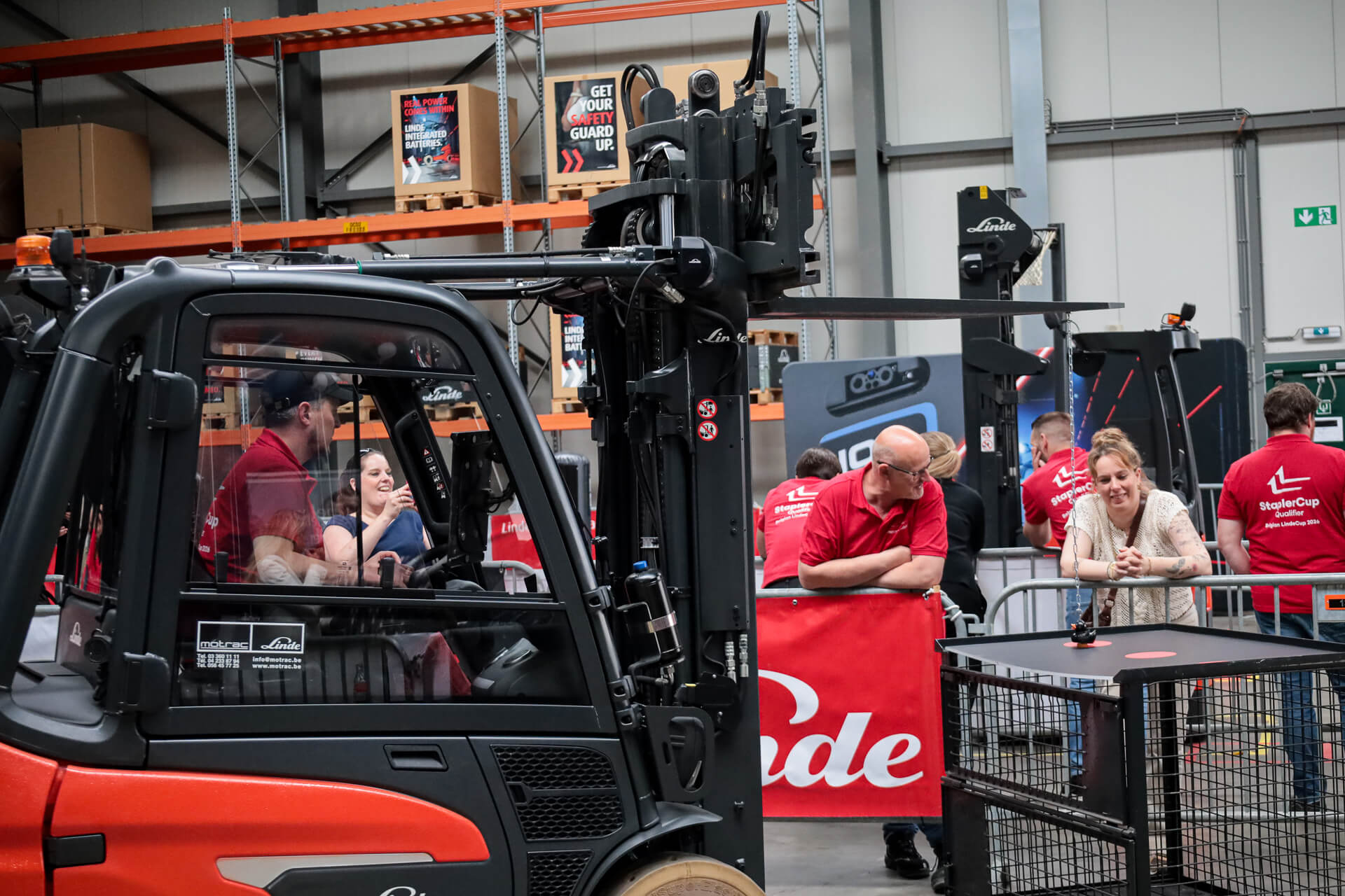 Eendjes vissen met de Linde E25 heftruck tijdens het BK heftruckrijden