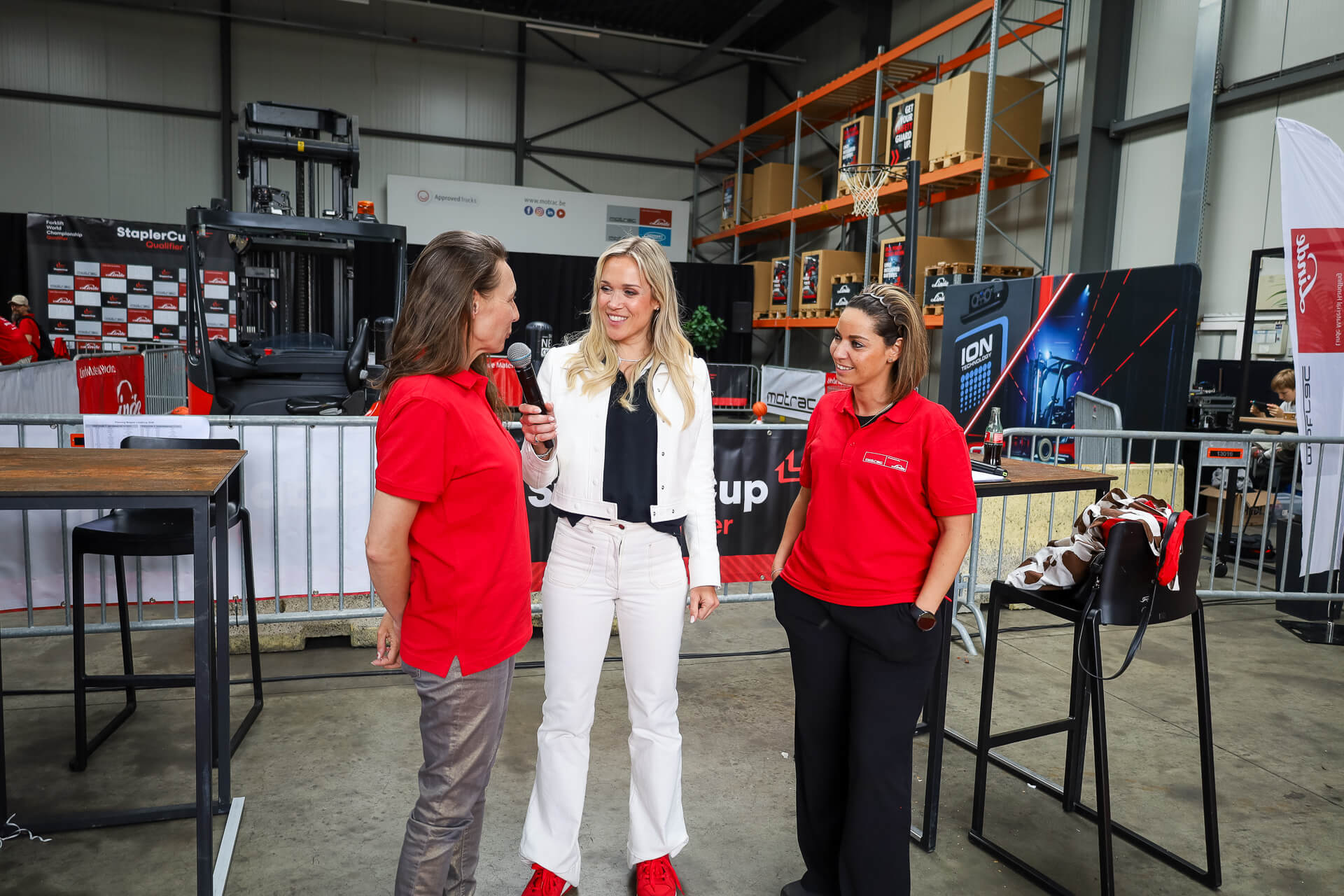 Moderator Virginie Claes interviewt Sophie Jassin en Samira Lamkanfi