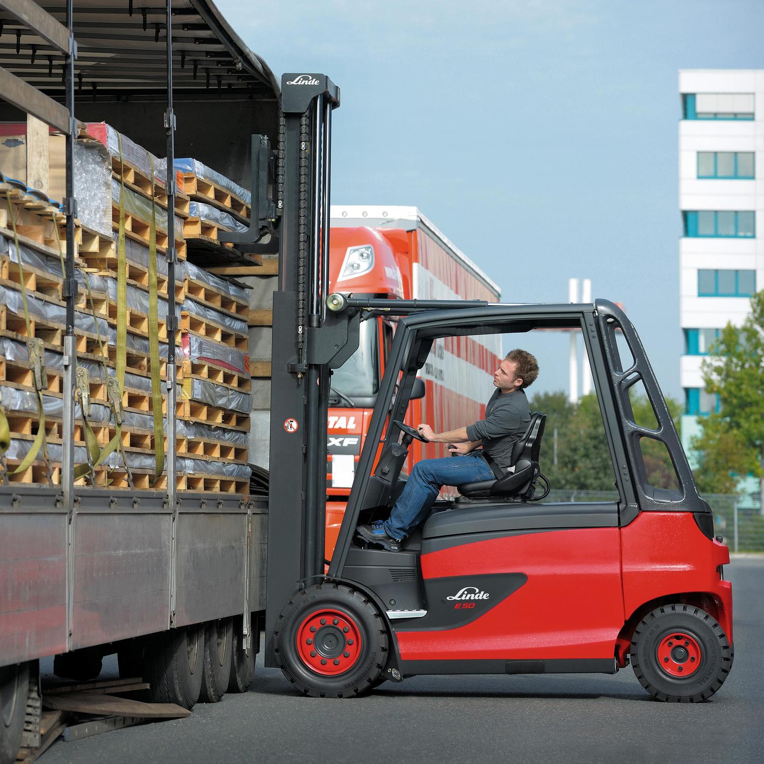 Linde elektrische heftruck E35 E50 buiten uitladen vrachtwagen