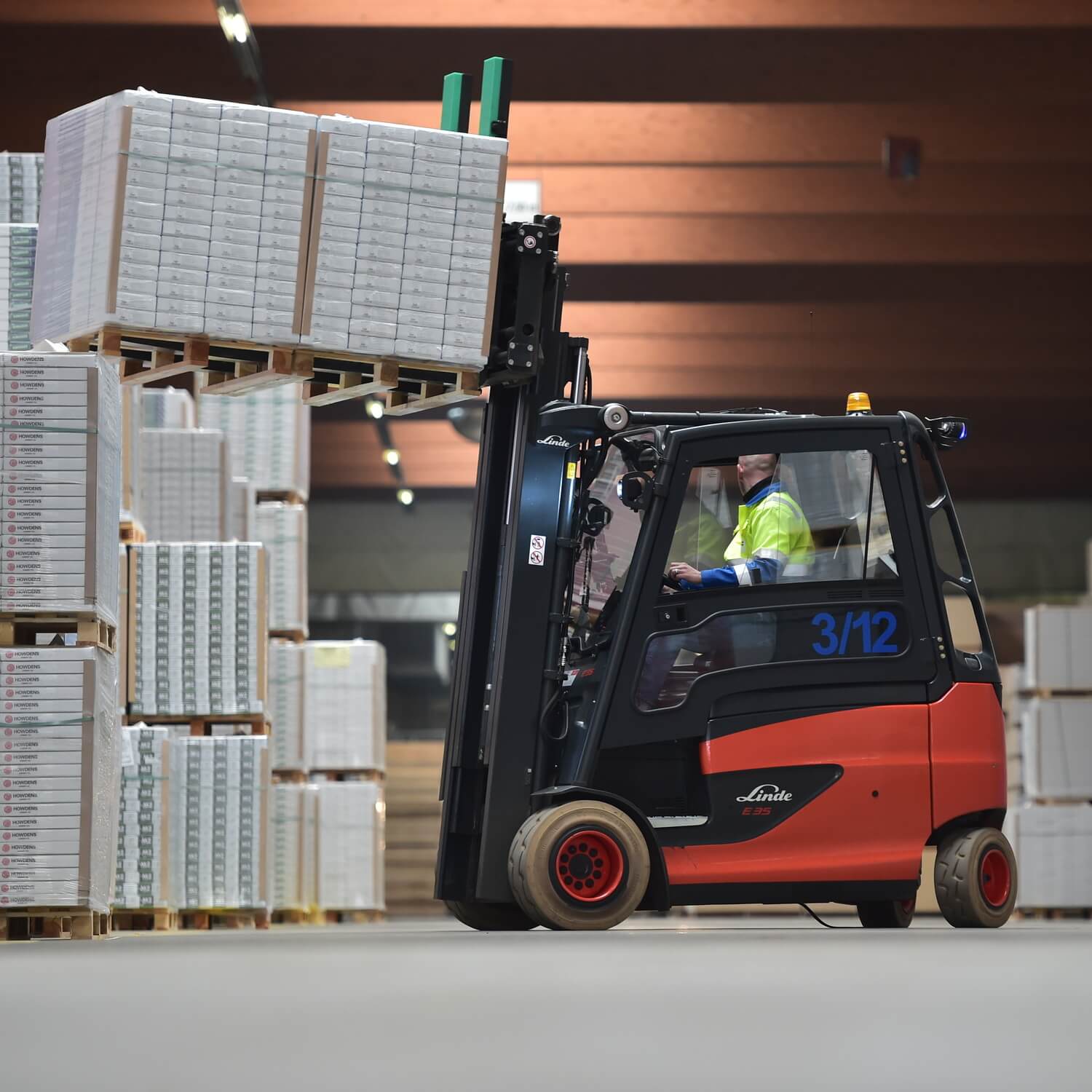 Linde elelktrische heftruck E35 E50 stapelen bouwsector magazijn gesloten cabine