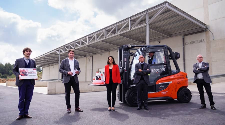 Medewerkers Linde en ontvangers miljoenste heftruck op foto met heftruck