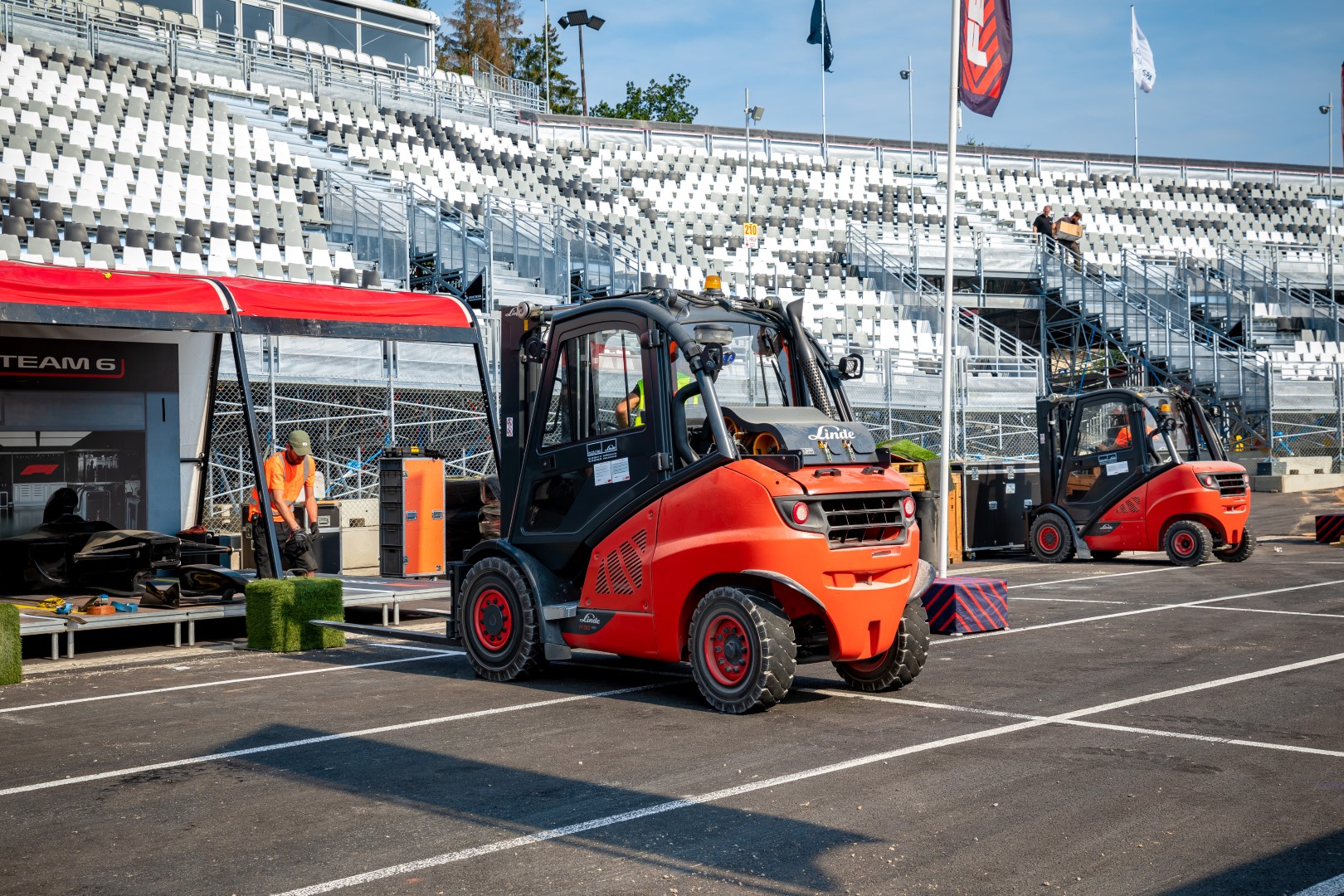 Events House bouwt fanzone Spa-Francorchamps op met Linde heftrucks