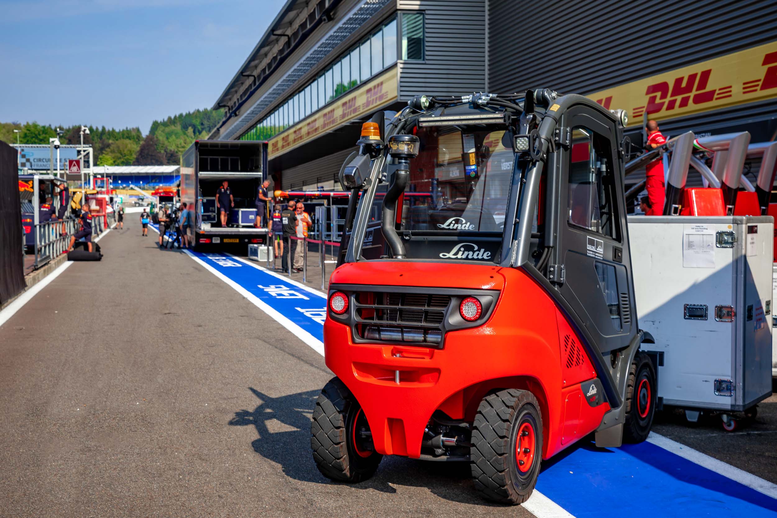 Events House bouwt fanzone Spa-Francorchamps op met Linde heftrucks