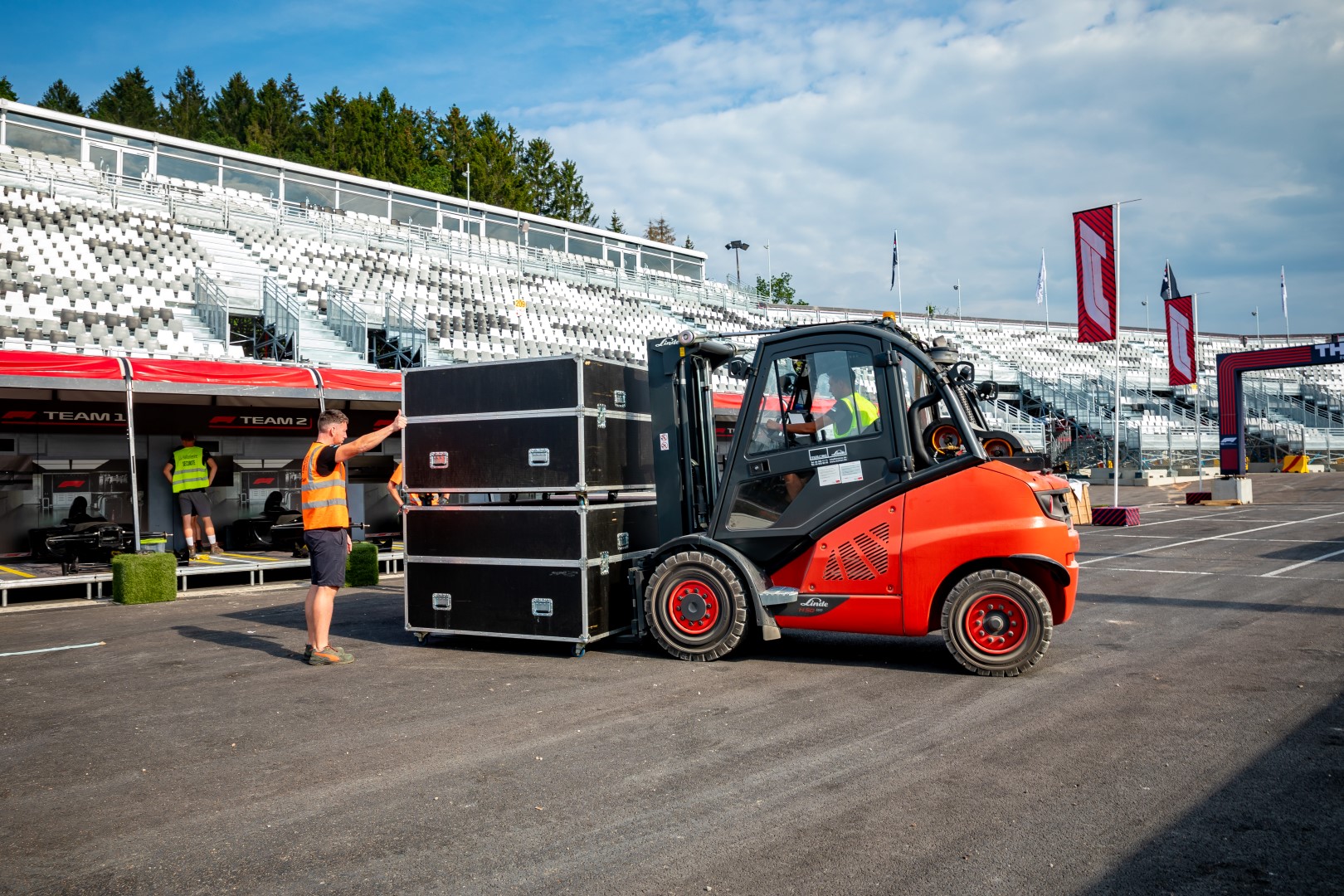 Events House bouwt fanzone Spa-Francorchamps op met Linde heftrucks