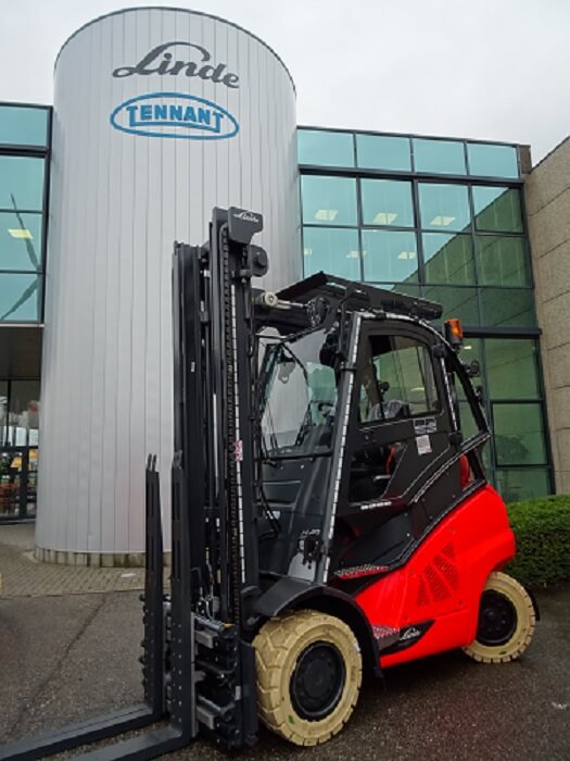 Linde heftruck luminous bright red kleur bij pand Linde Tennant