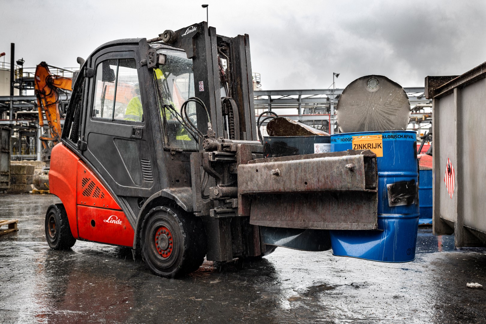 VES zet afval op weg naar nieuw leven met Linde heftrucks