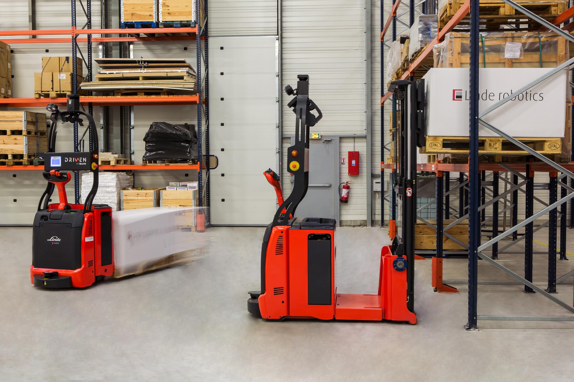 Linde L-Matic plaatst pallet in stelling 