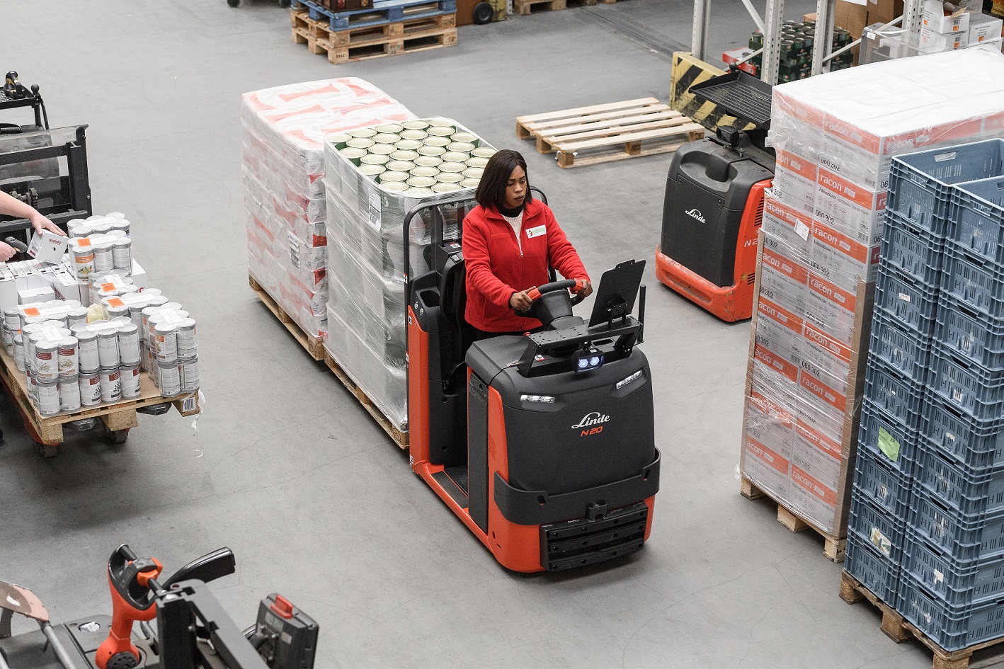 Linde N20 C LX orderverzameltruck rijdt met 2 pallets door warehouse