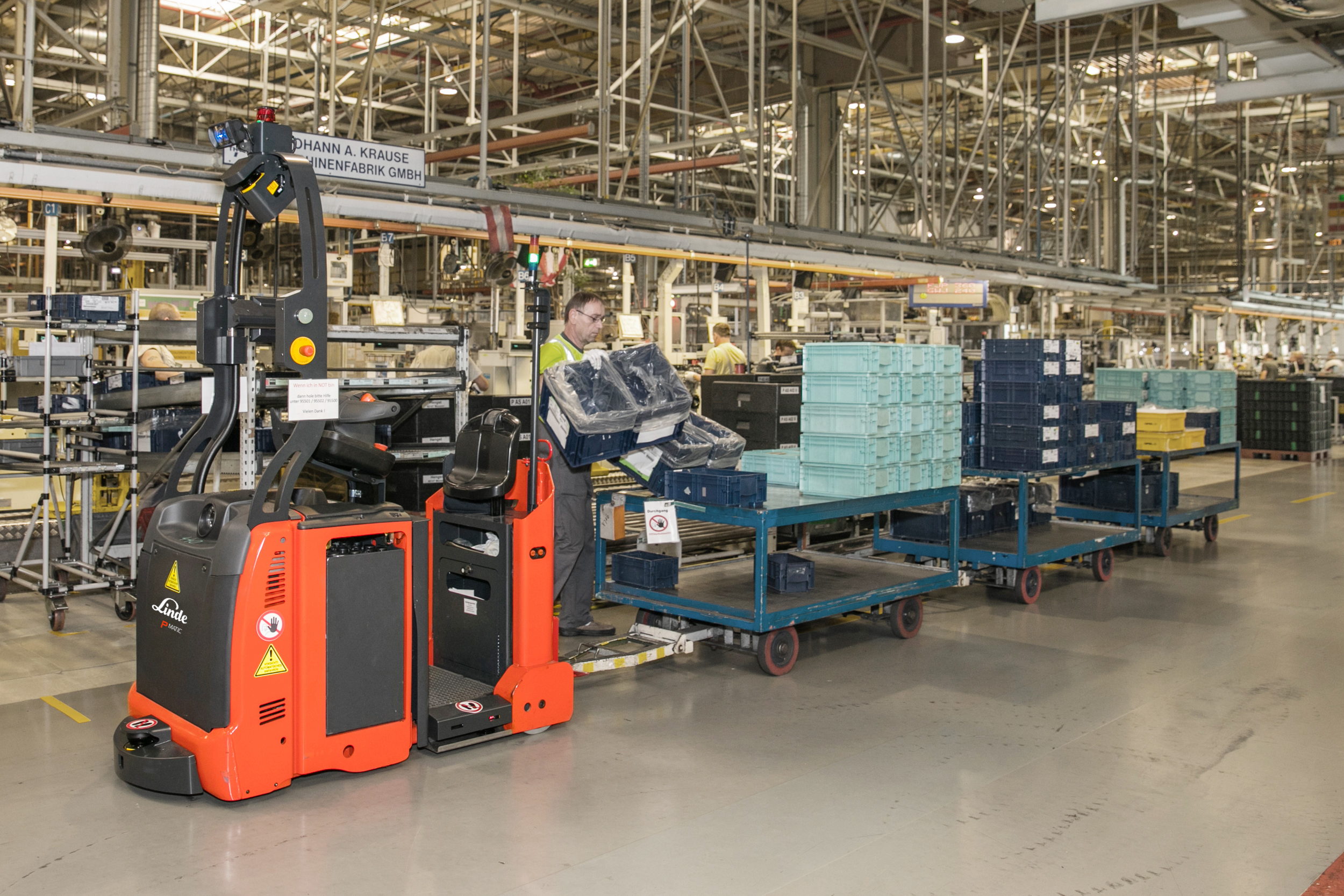 Linde P-Matic met aanhanger wordt geladen