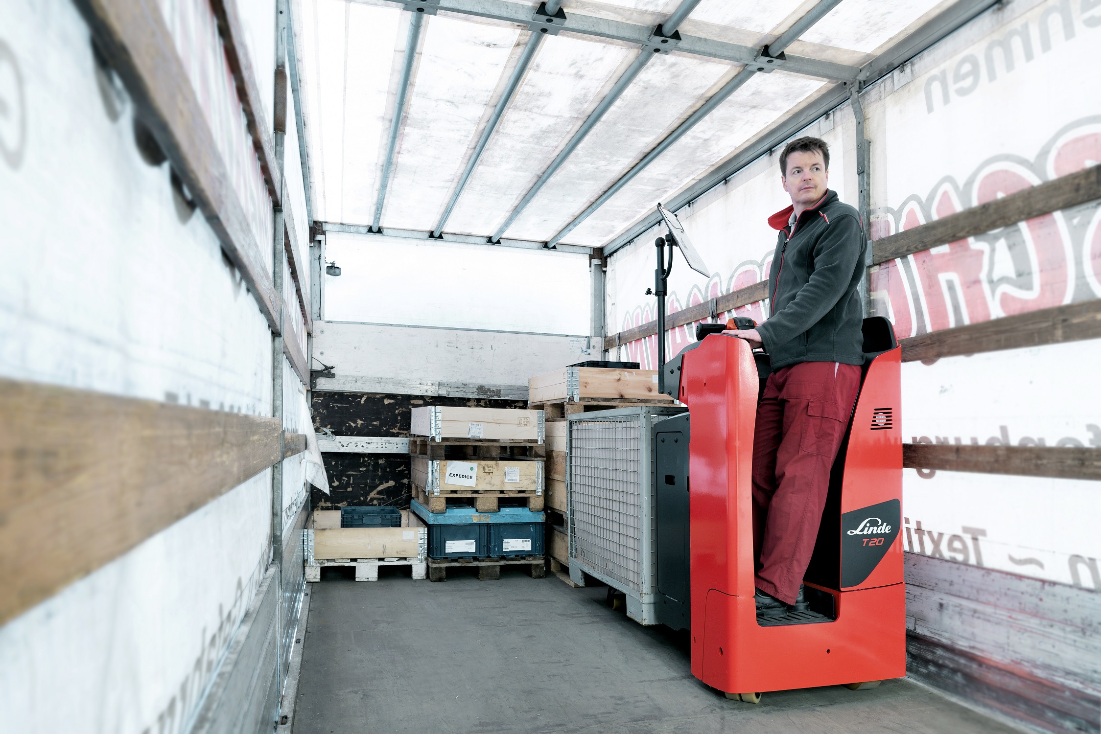 Linde T20S conduit les palettes dans le camion 2