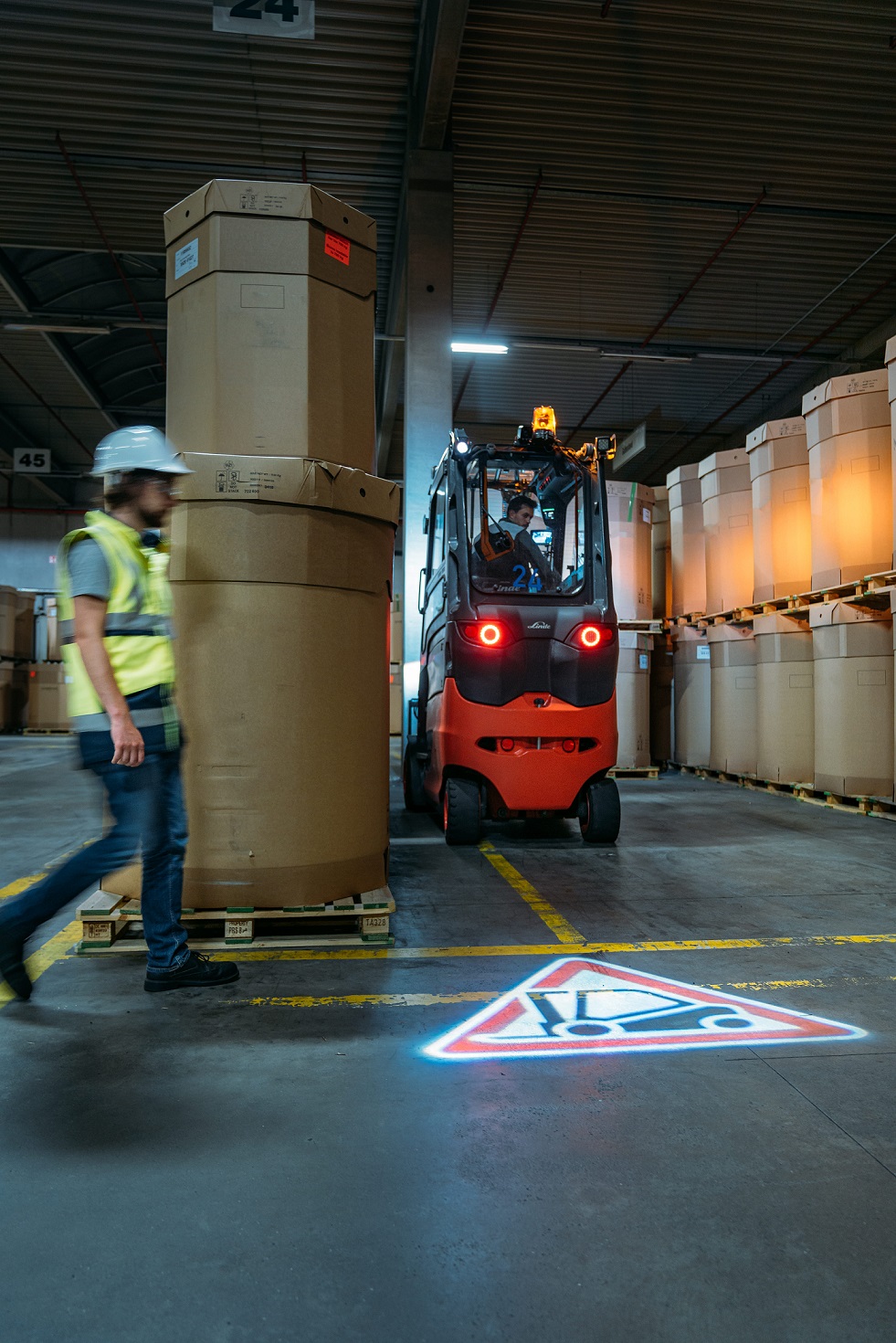 Linde Truckspot verlicht binnen