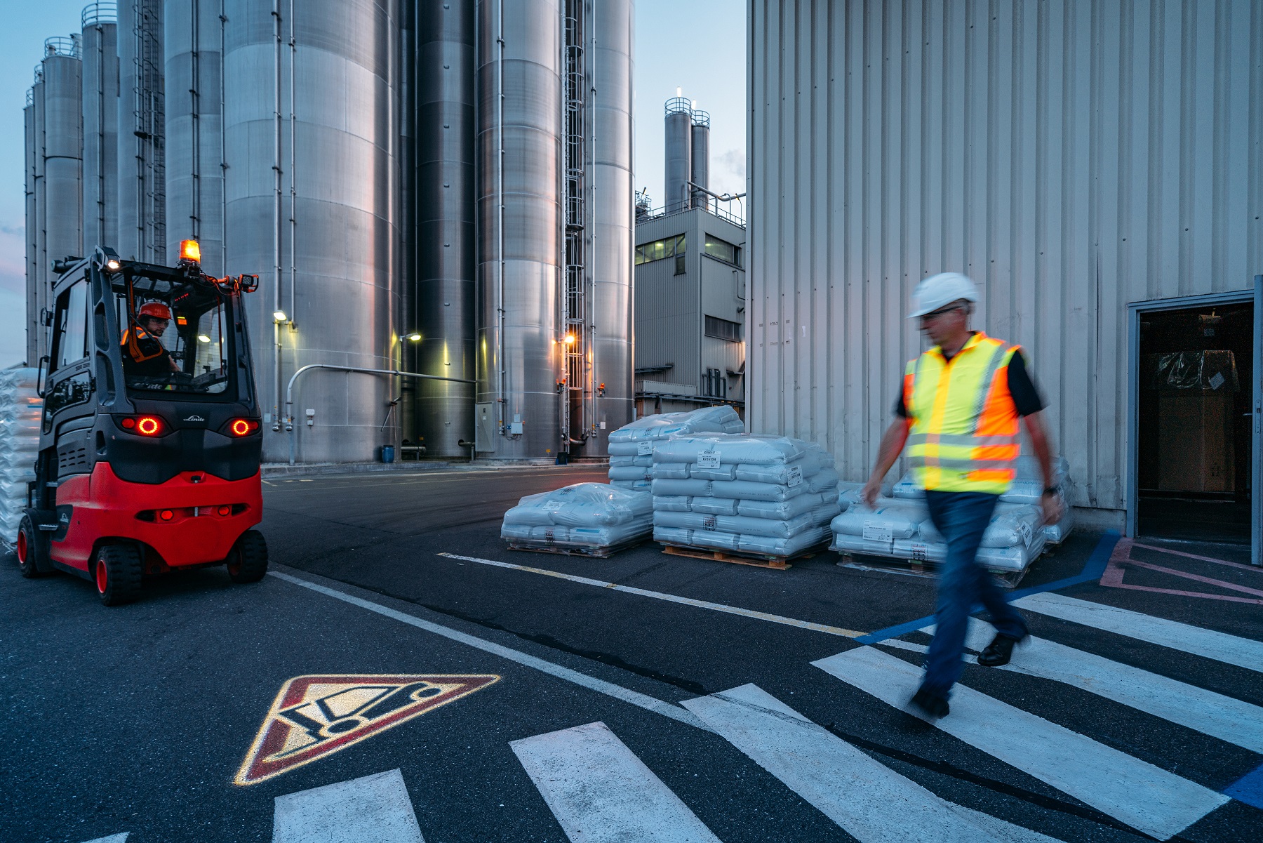 Linde Truckspot verlicht buiten