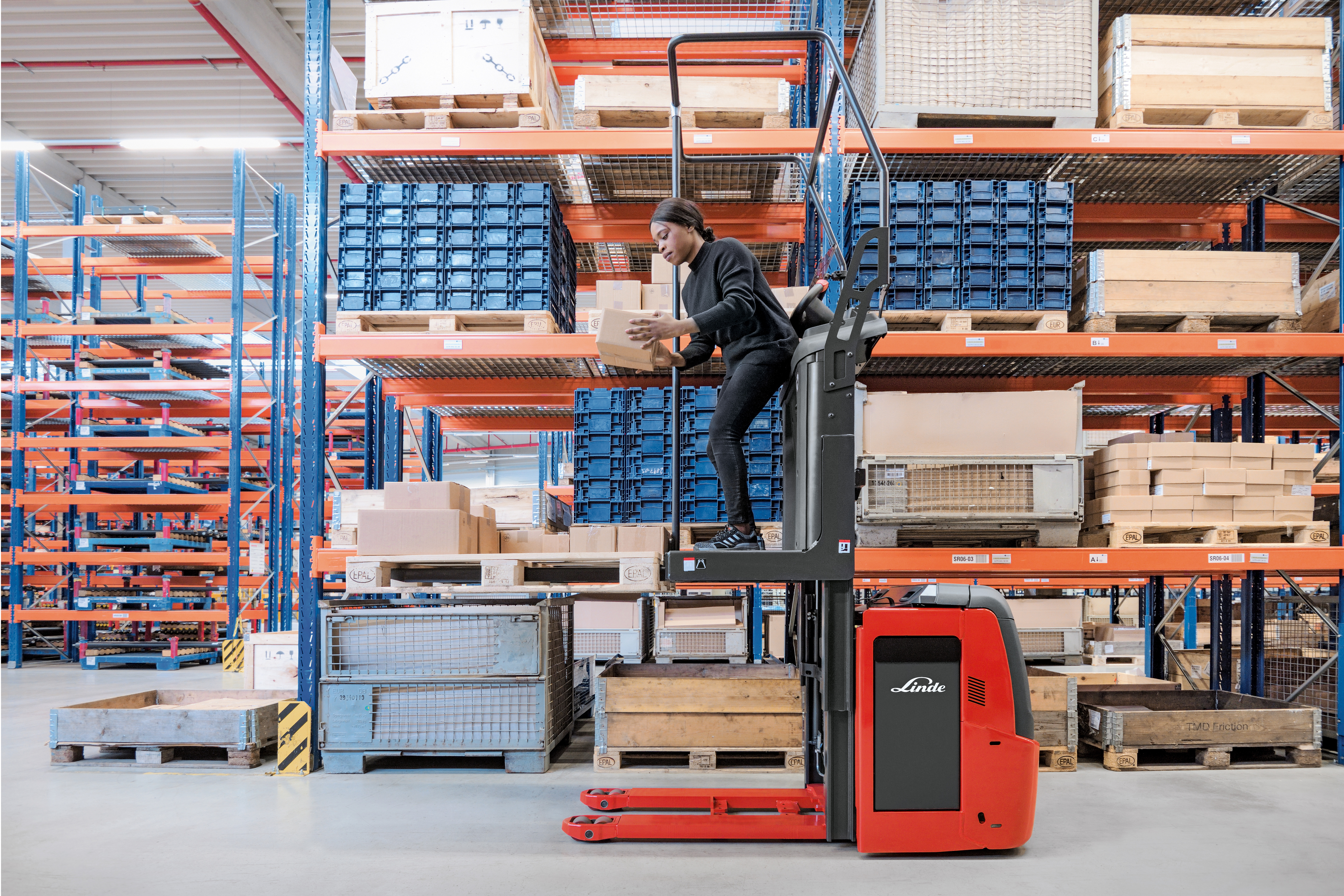 Linde V08-01 orderverzameltruck orderpicker plaatst door op gelifte vorken vanaf platform