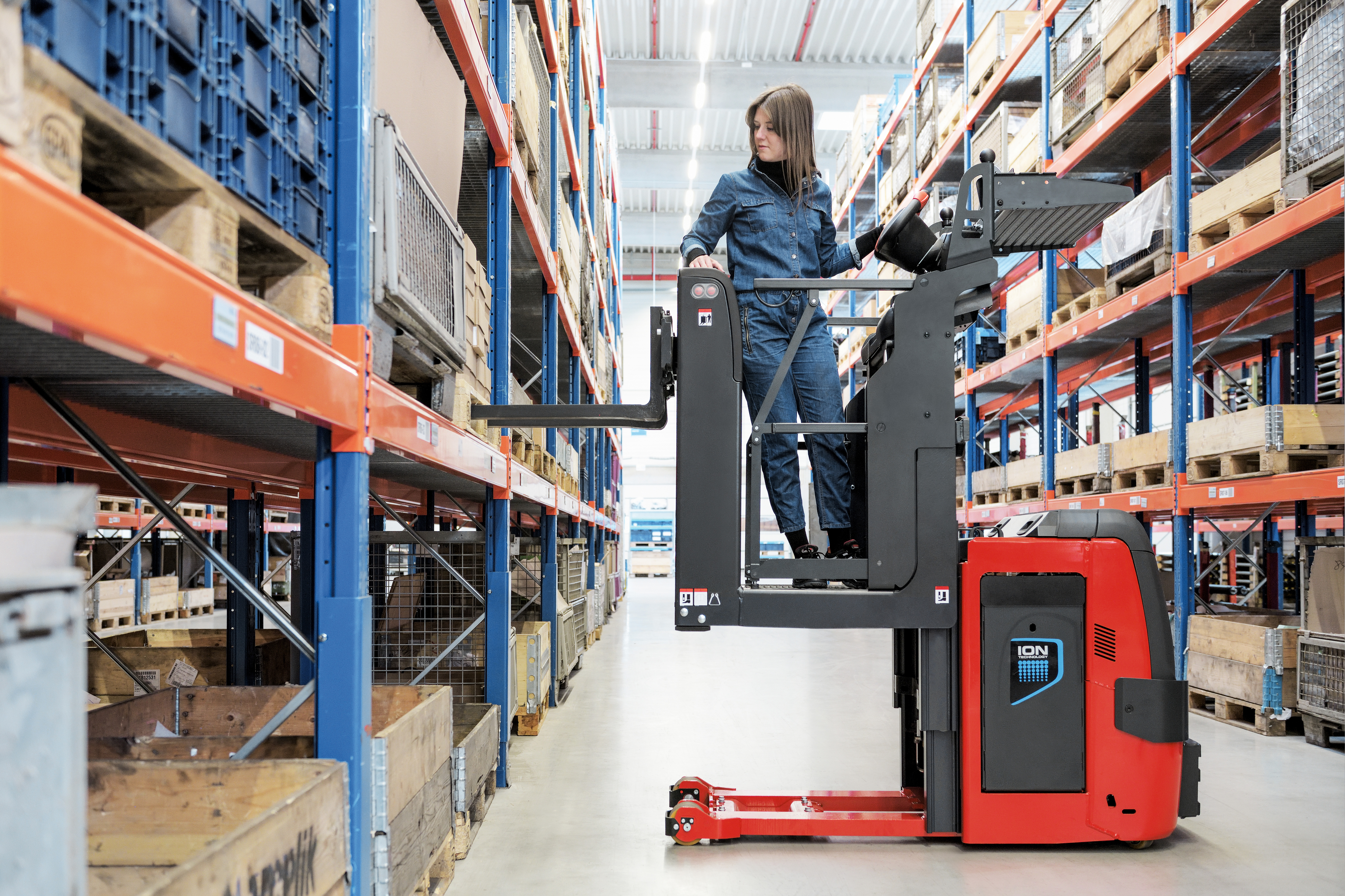 Linde V08-02 orderverzameltruck zijaanzicht truck pickt pallet uit stelling in warehouse