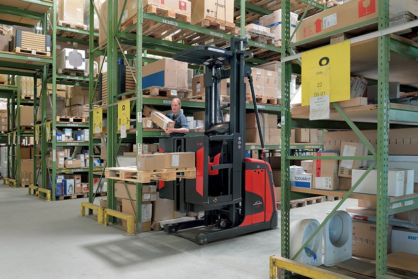 Linde V10 orderpicker in warehouse met vrouwelijke bestuurder die orders pickt uit stelling