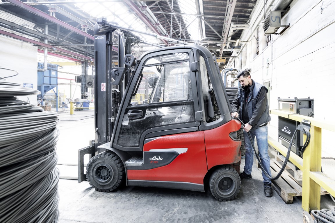 Linde elektrische heftruck 1252 E30 opladen