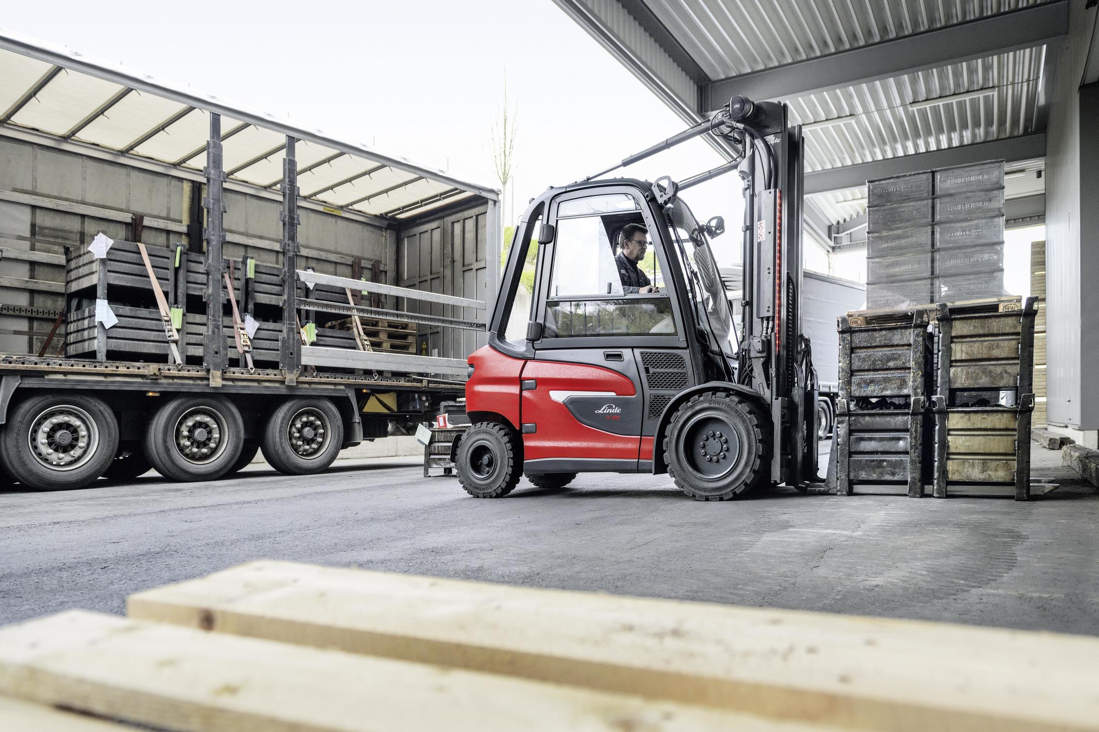 Linde elektrische heftruck 1252 X uitladen vrachtwagen