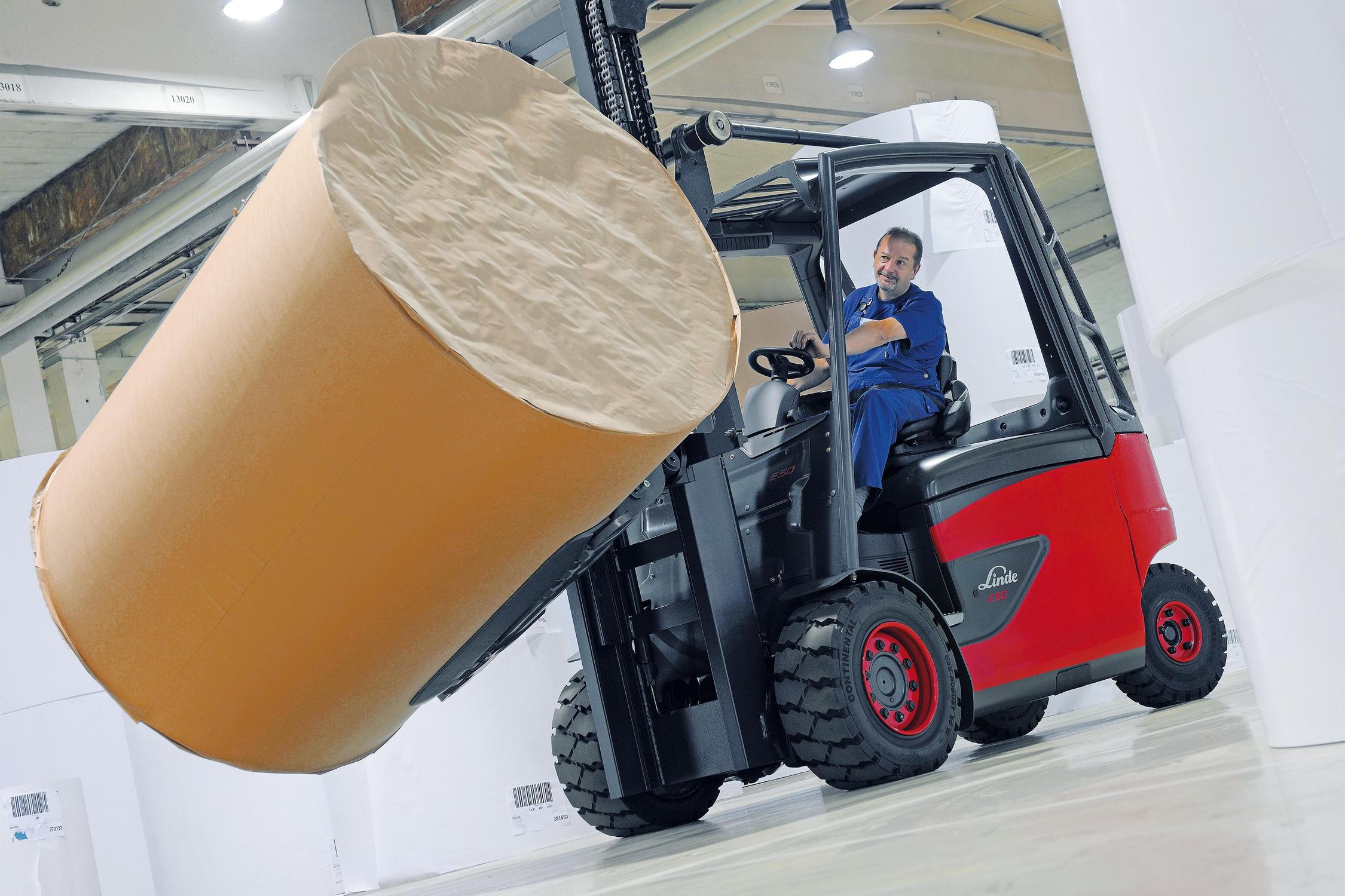 Linde elektrische heftruck E50 met papierklem