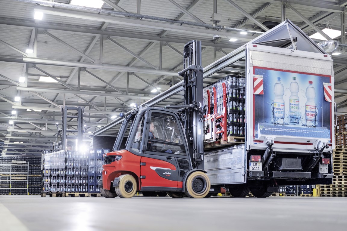 Linde elektrische heftruck X35 inladen uitladen vrachtwagen retail