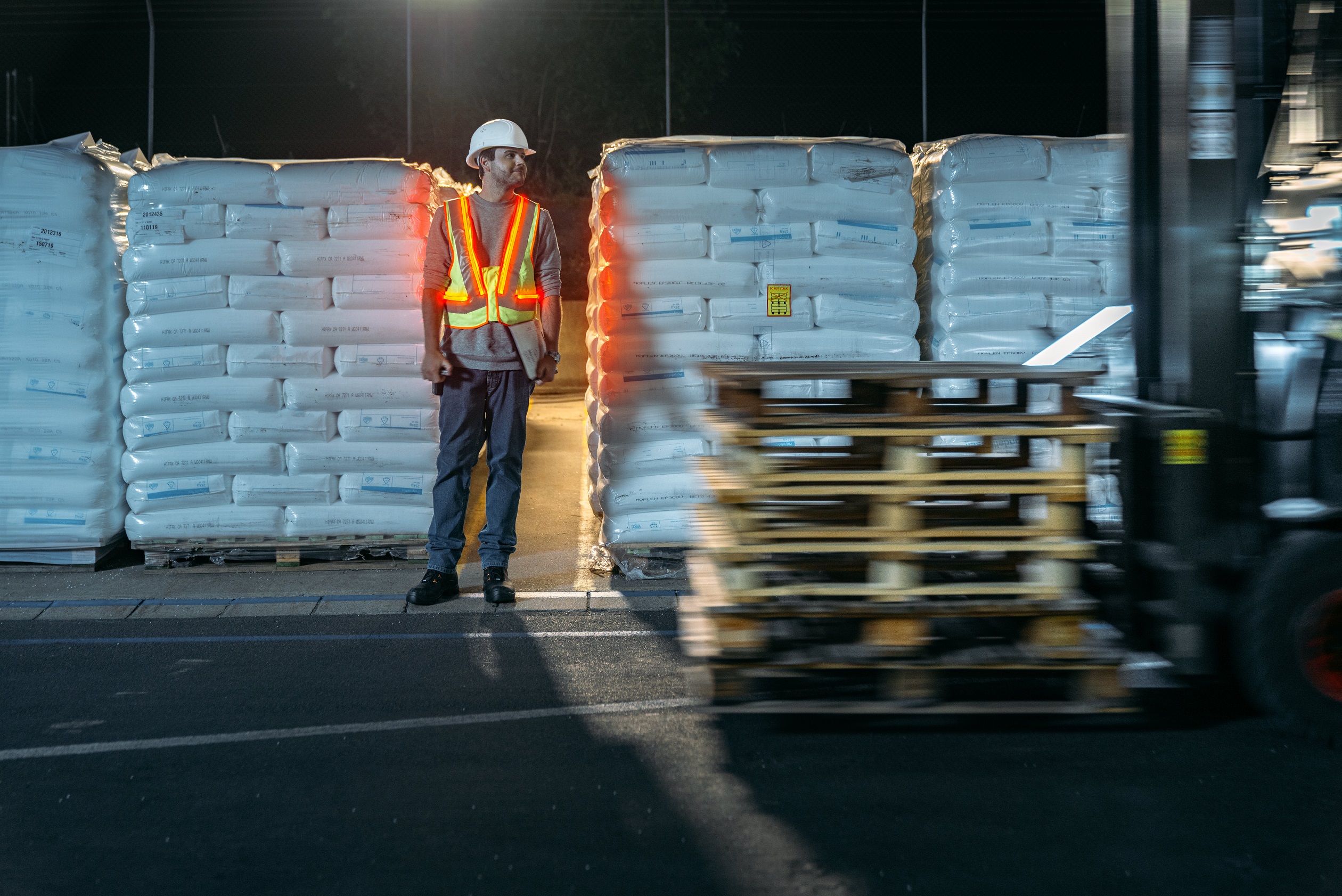 Linde Interactive Safety Vest tussen palletten