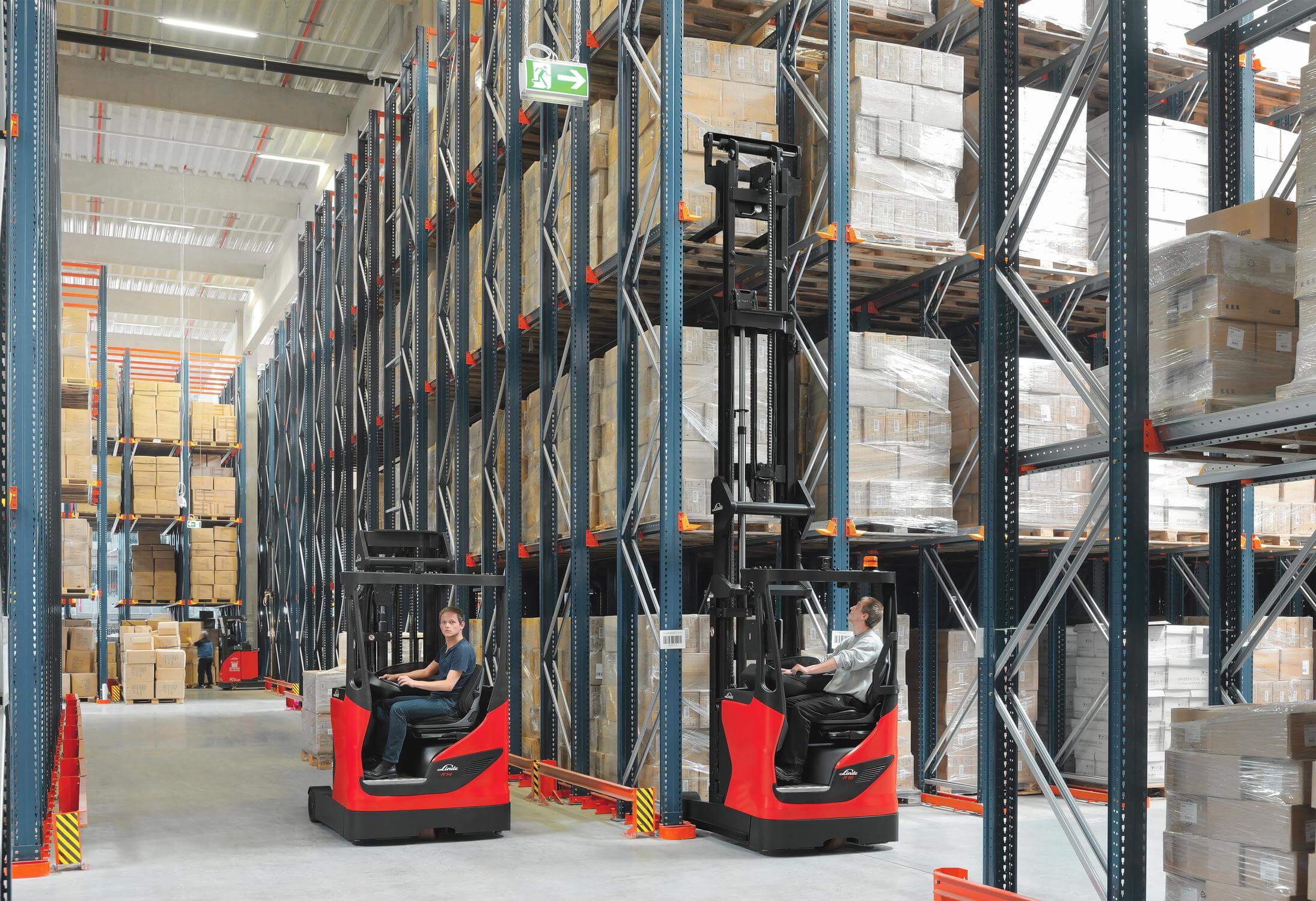 Linde reachtrucks R16N en R14 in retail magazijn