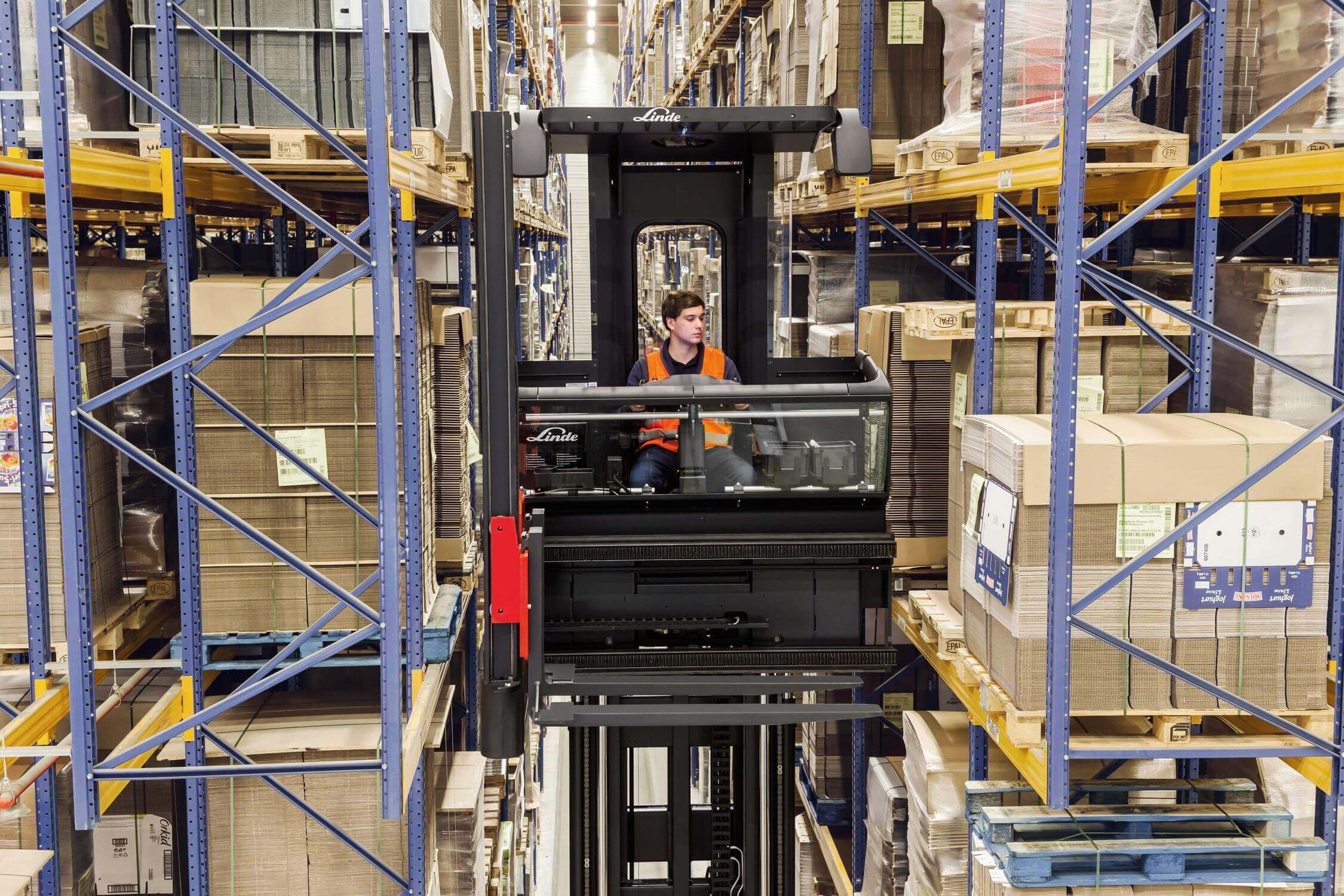 Linde smallegangentruck K Modular man up zicht op de lading magazijn