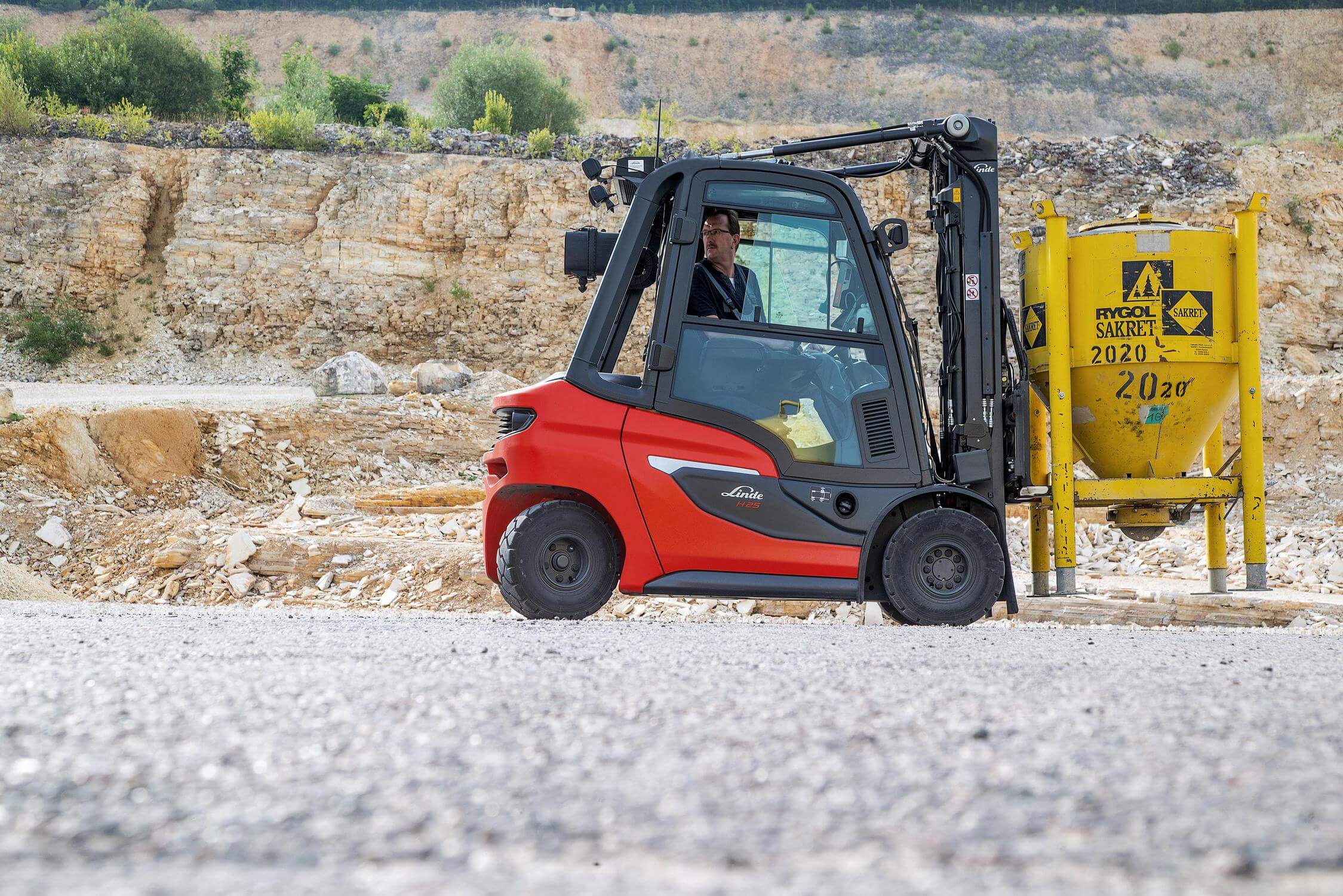 Linde thermische heftruck H35 1202 reeks op gravel buiten