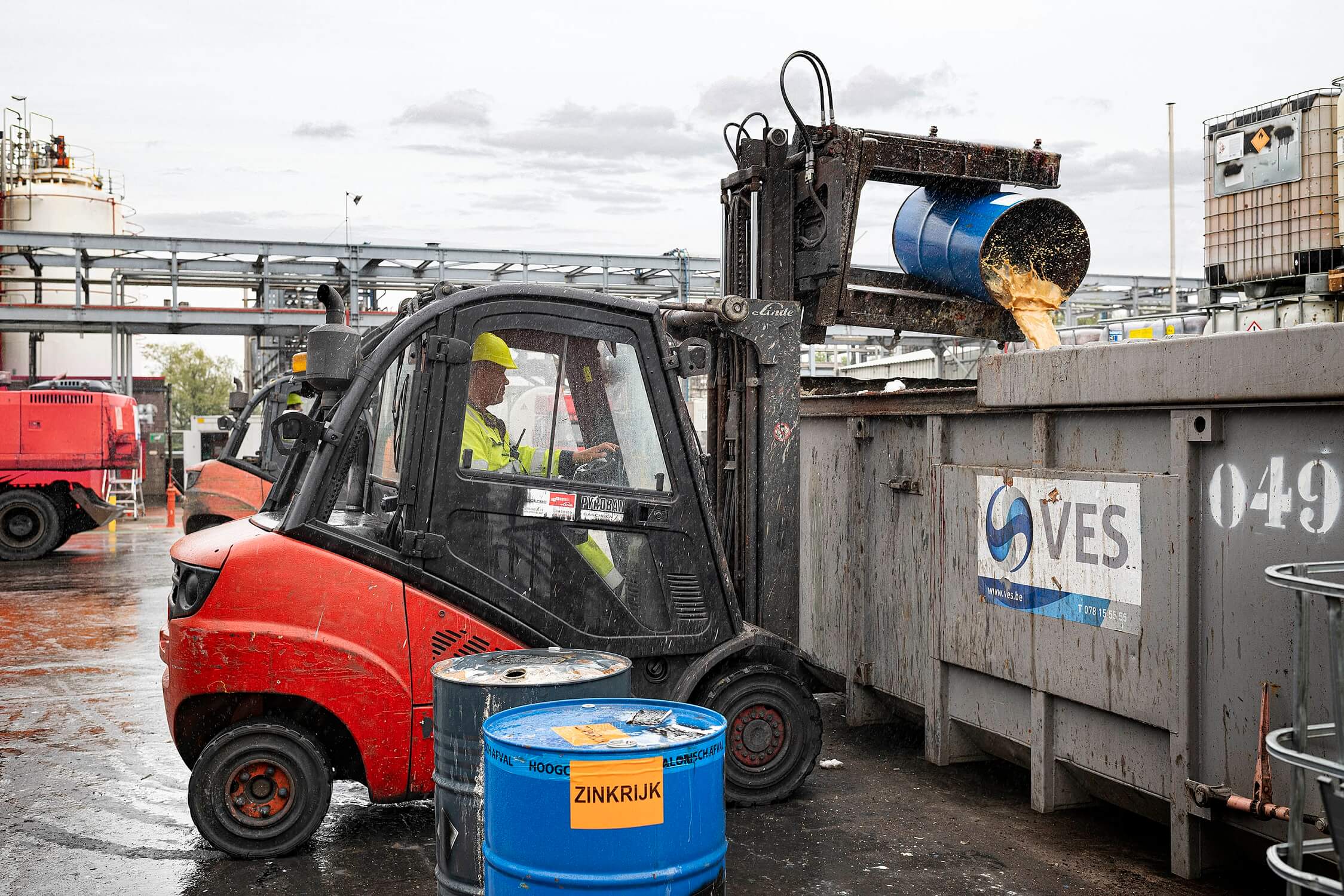 Linde thermische heftruck speciale voorzet rotator Veolia ES recyclage