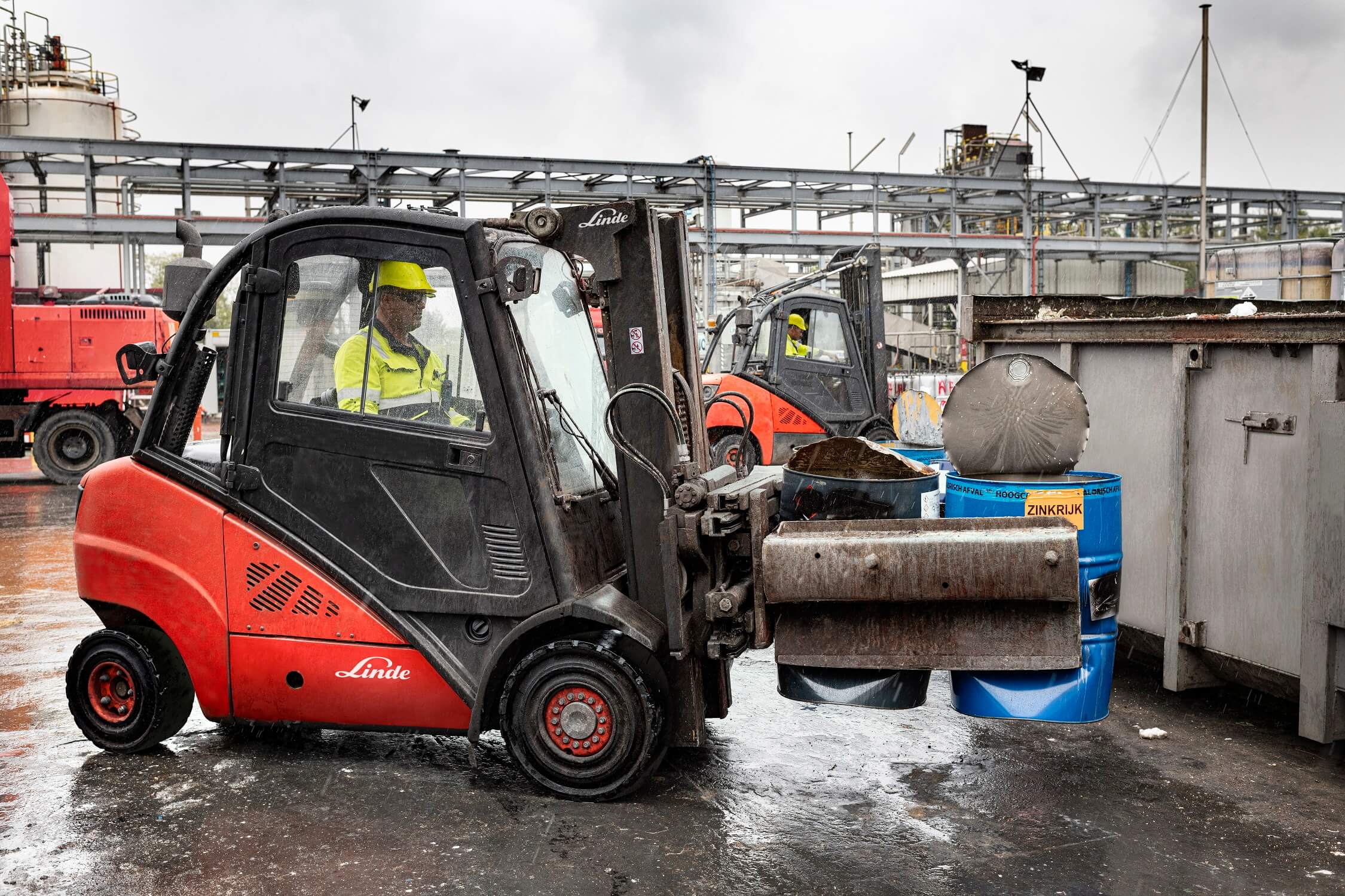 Linde thermische heftruck met vatenklem en rotator