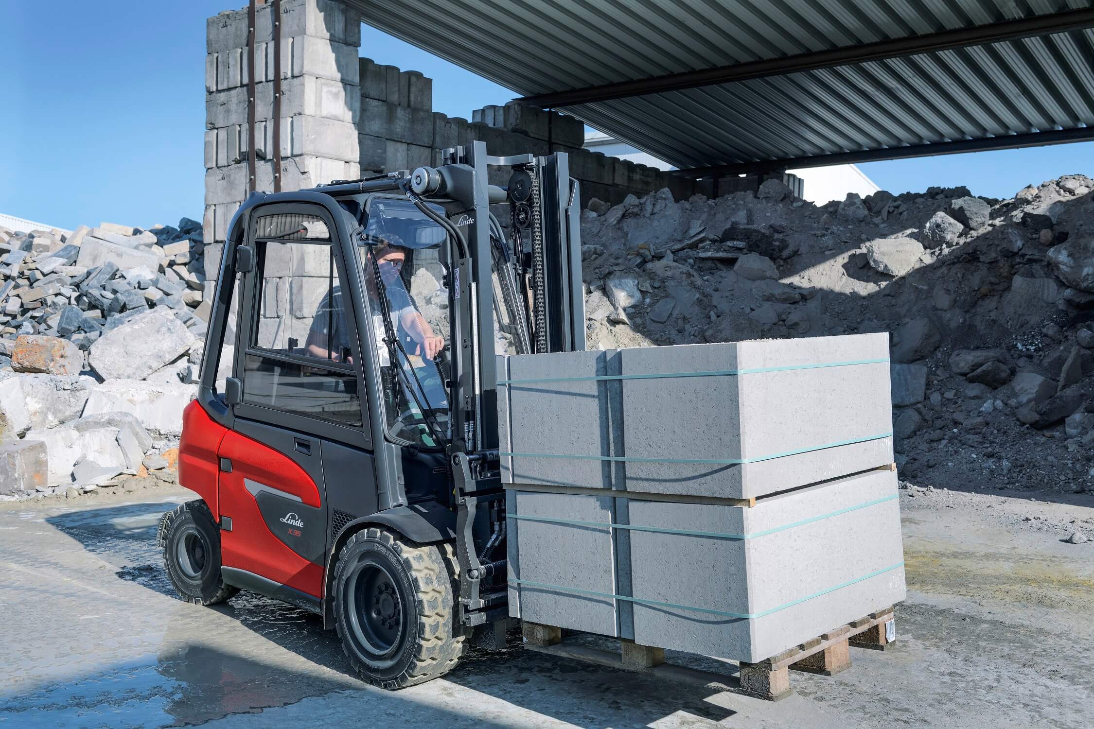 Elektrische heftruck Linde X20-X35 buiten met betonblok op vorken