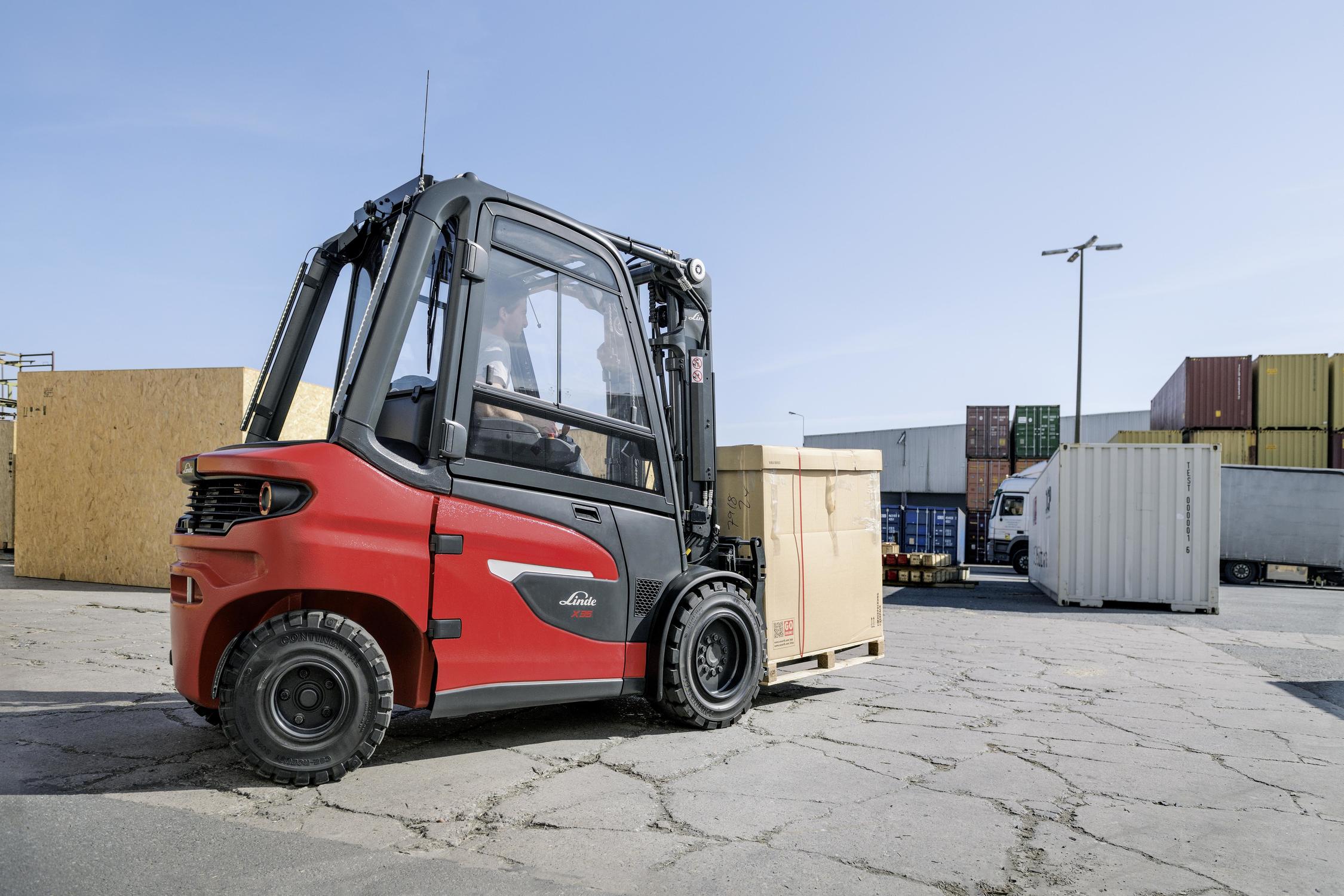 Elektrische heftruck Linde X20-X35 buiten oneffen ondergrond