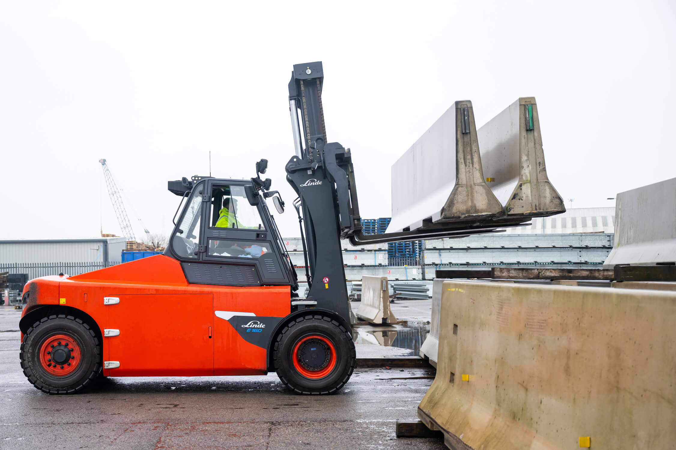 Zware elektrische heftruck Linde E100-E180 vervoer beton wegberm