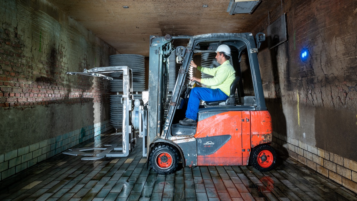 Linde heftruck E20 zeer wendbaar in nauwe ruimtes en in zeer corrosieve omgeving