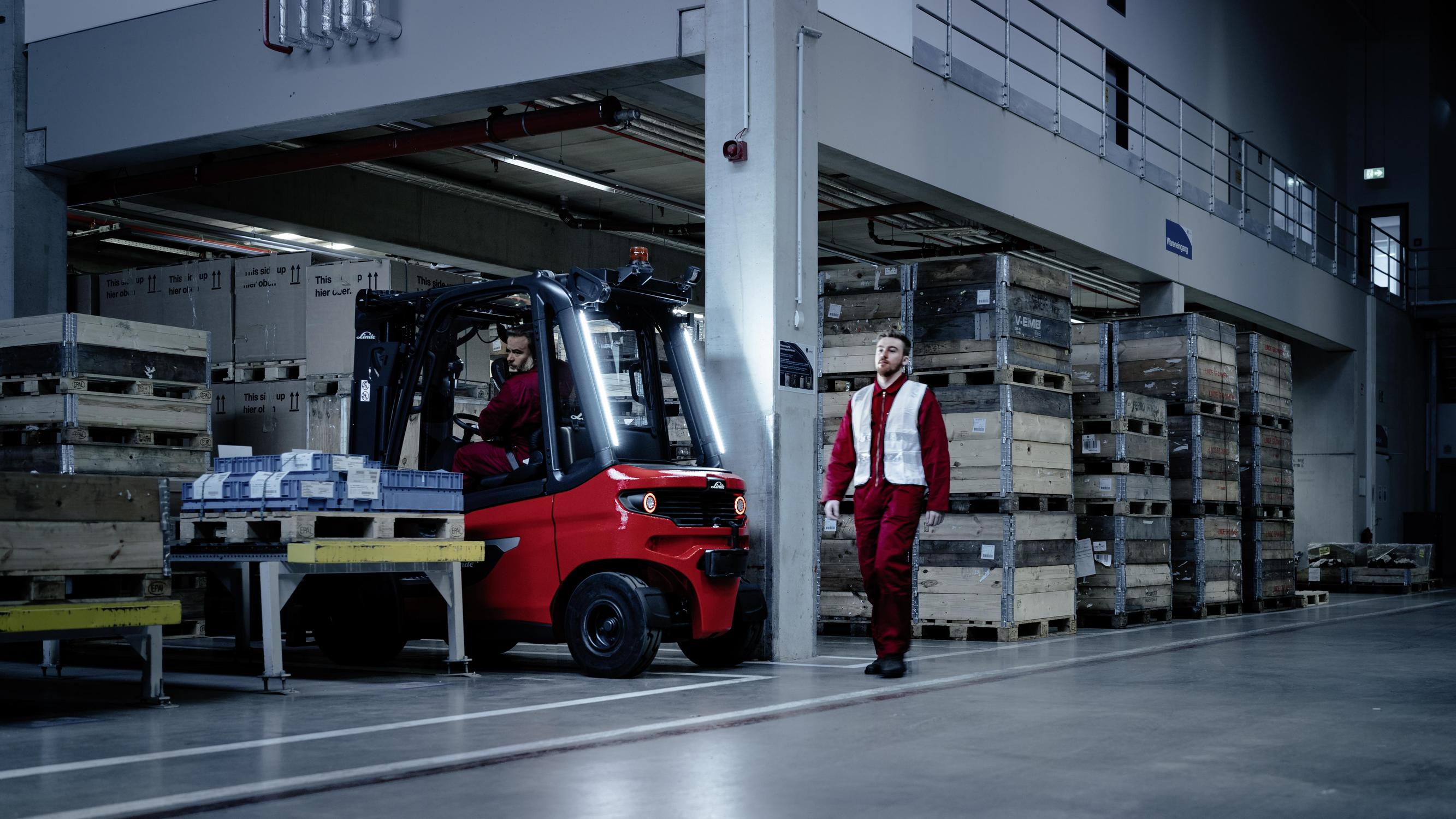 Linde Motion Detection voetganger achter heftruck donker