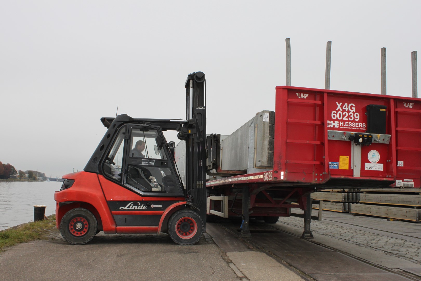 Occasie dieselheftruck Linde H50 van Motrac laden en lossen betonblok bij Omnibeton