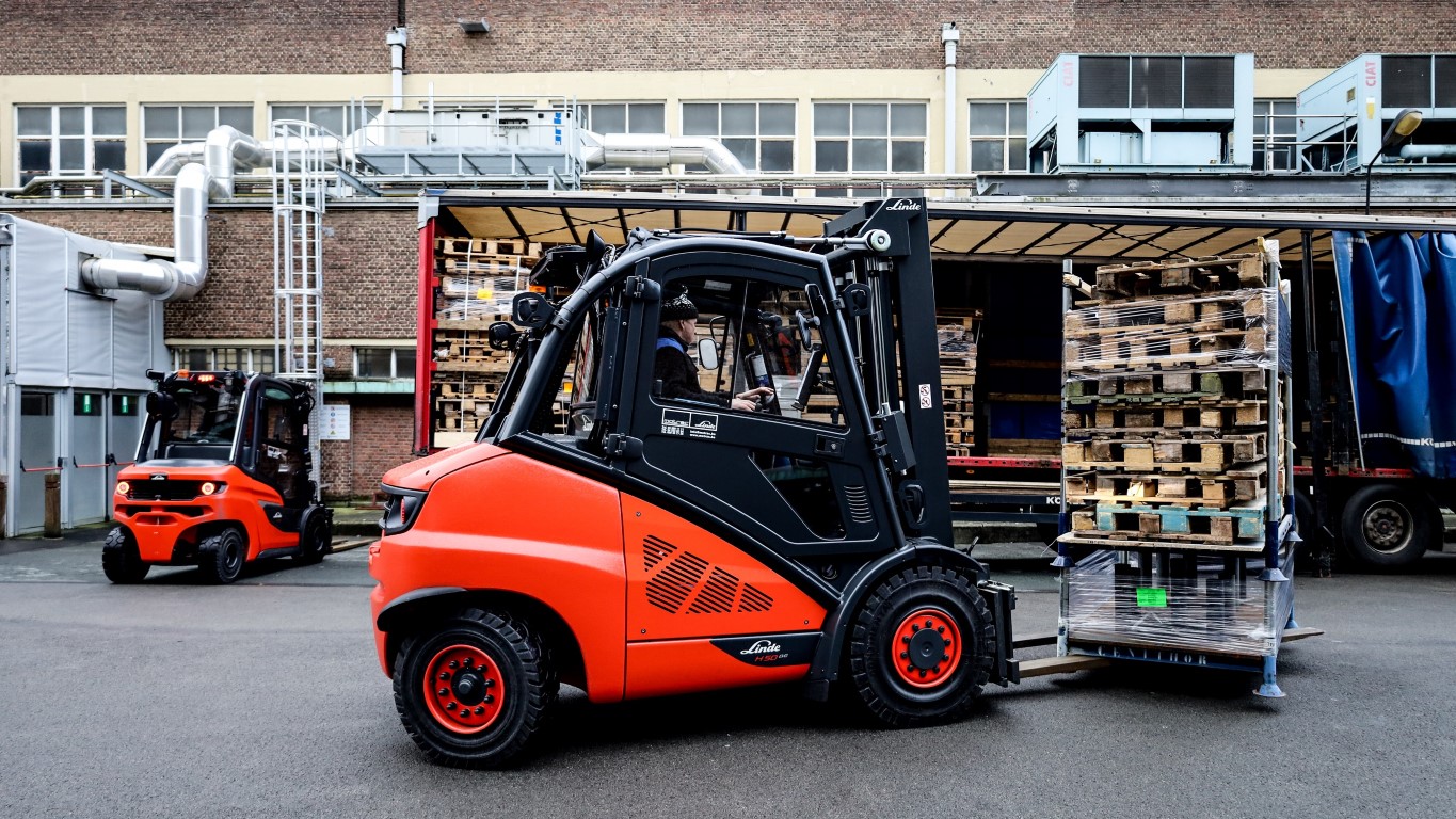 Dieselheftruck Linde H50 van Motrac in huur bij Panexpo voor autosalon 2023 - laden en lossen vrachtwagens