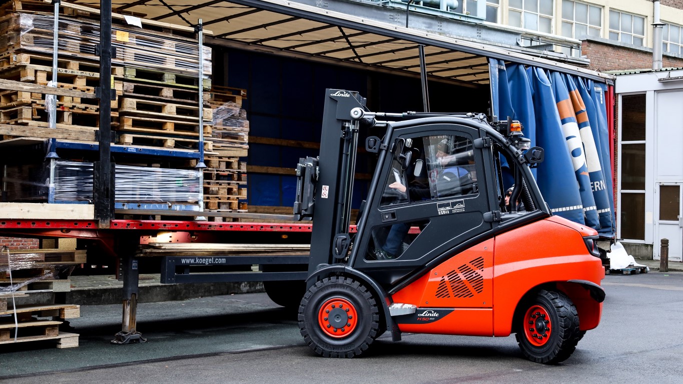 Dieselheftruck Linde H50 van Motrac in huur bij Panexpo voor autosalon 2023 - laden en lossen vrachtwagens