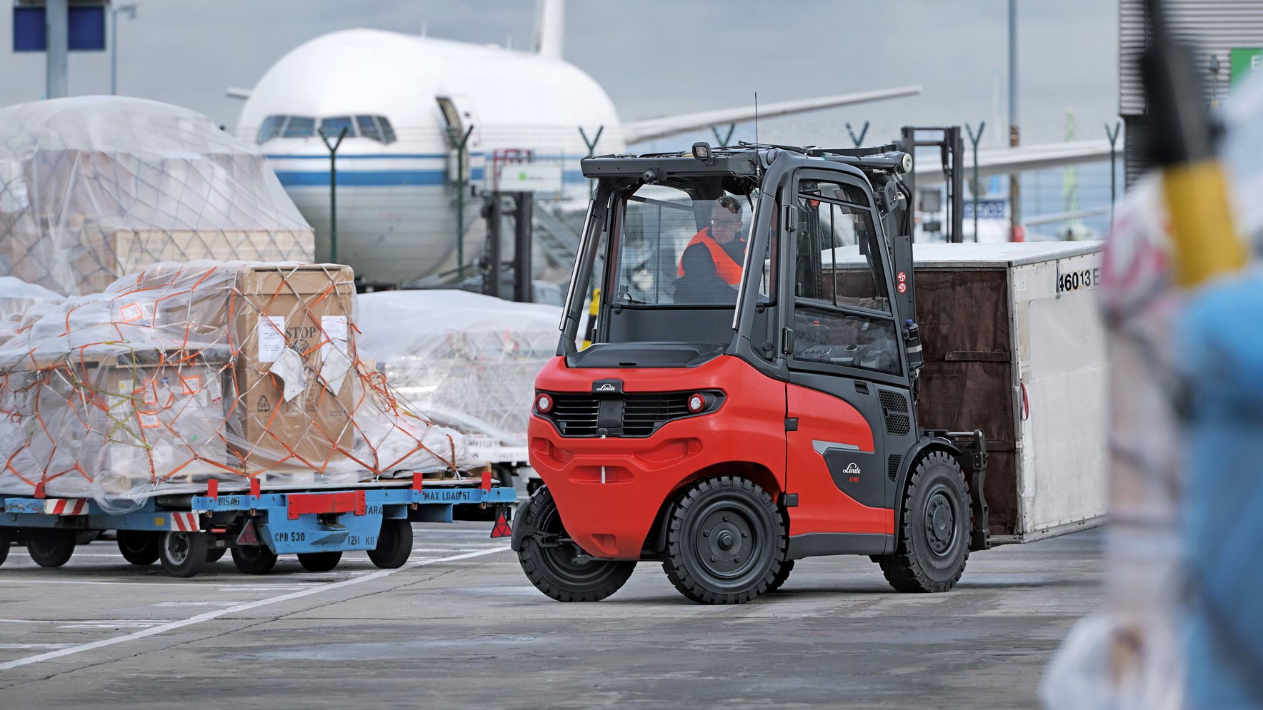 Elektrische heftruck Linde X45 in luchthaven met zware cargolast