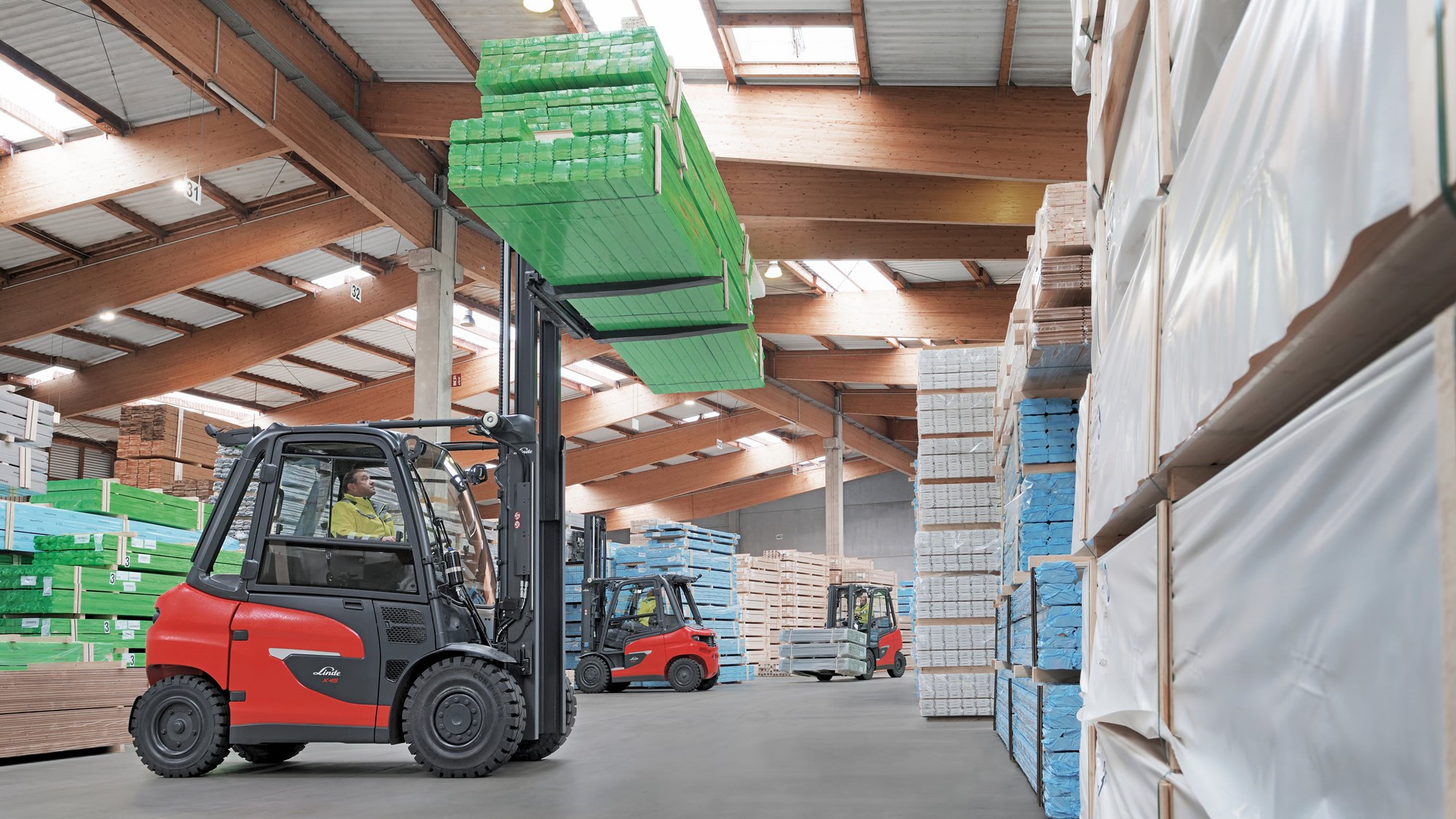 Elektrische heftruck Linde X45 in magazijn met houten balken bouw