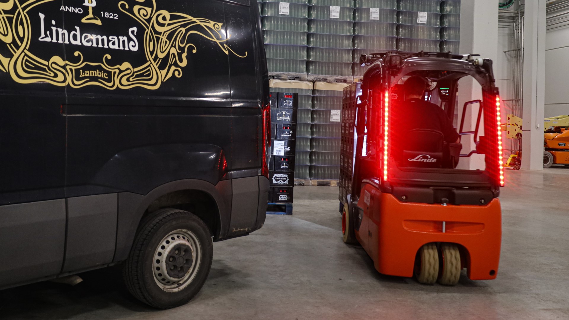 Elektrische Linde heftruck E16 met LED Stripes rijdt achteruit bij Brouwerij Lindemans