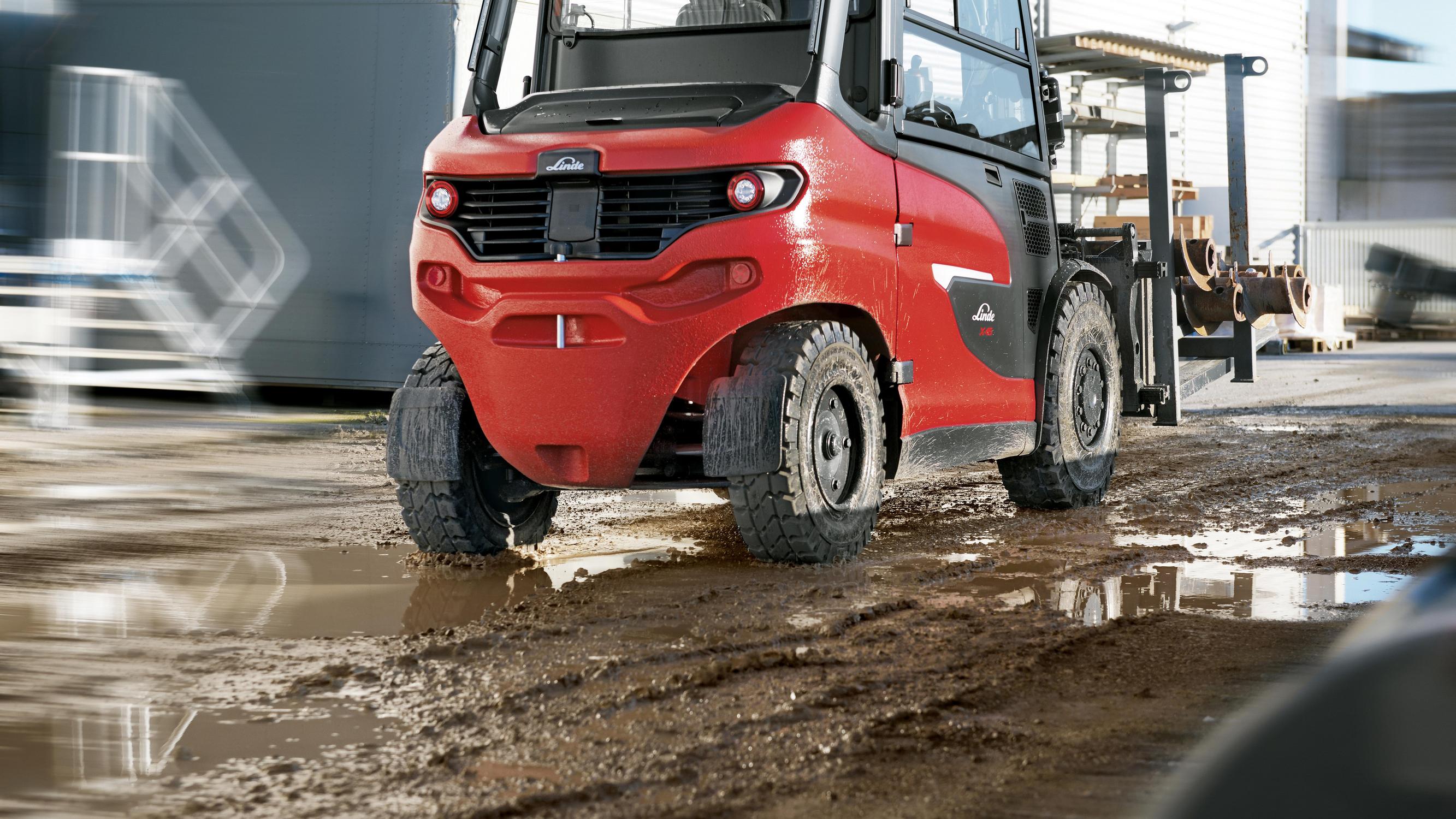 Nieuwe generatie elektrische heftrucks Linde X45 ondergrond modder meest veeleisende toepassingen