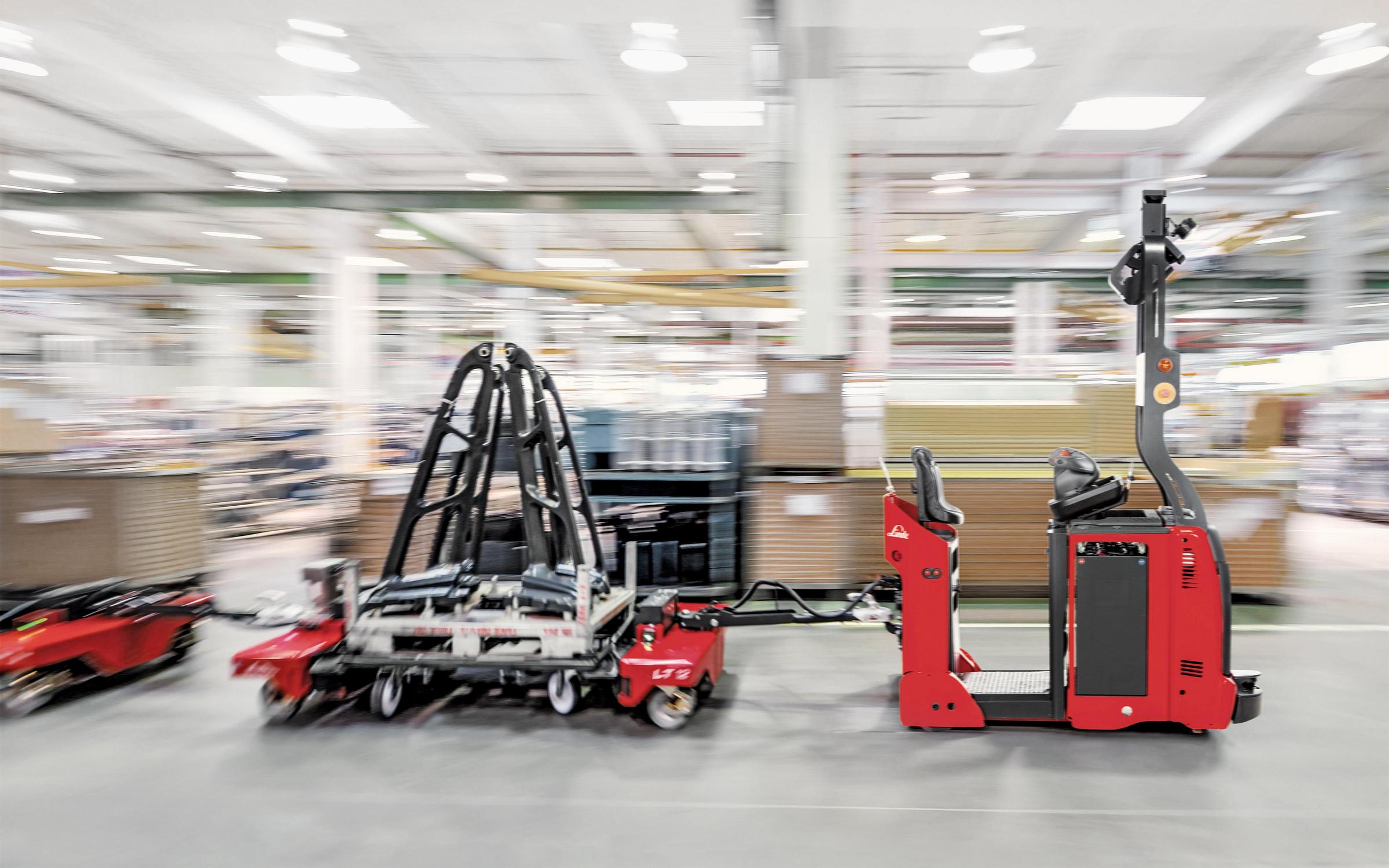 Automatische trekker Linde L-MATIC met logistieke trein Linde LT12