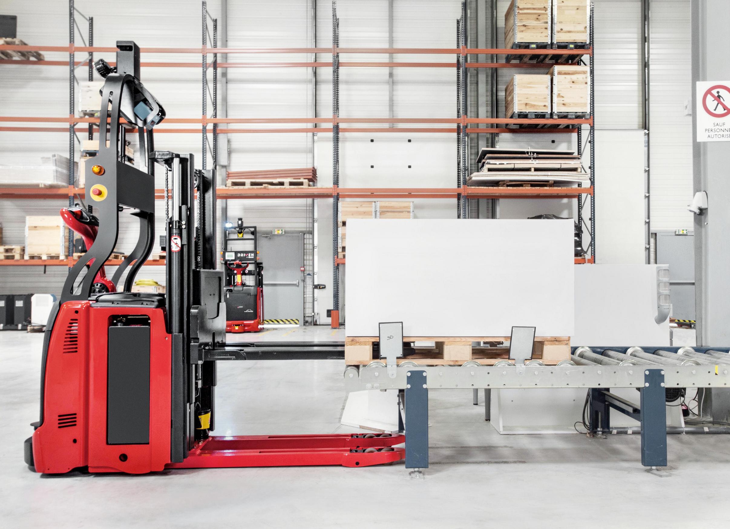 Gautomatiseerde Linde L-MATIC truck laadt goederen op rolband